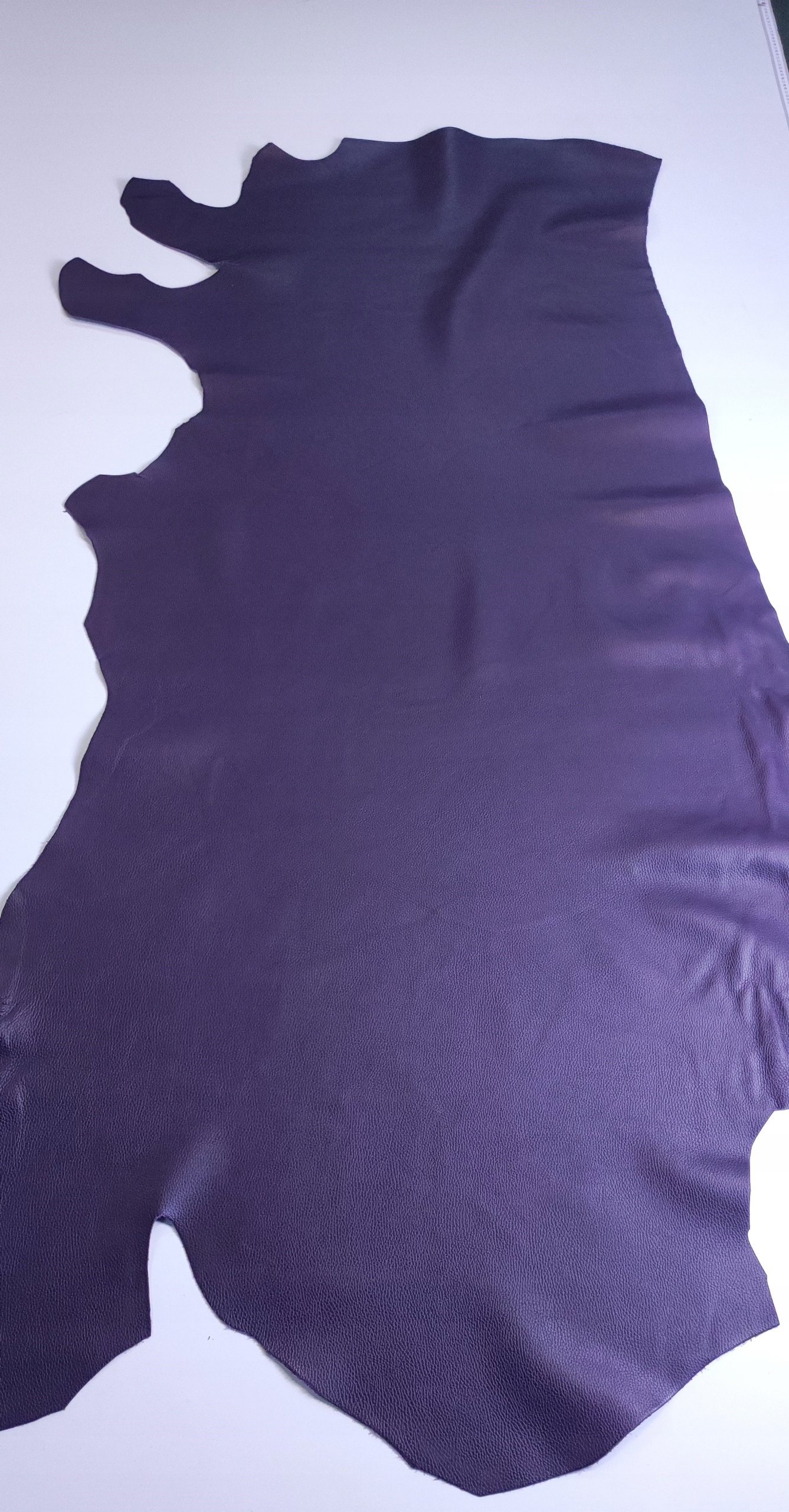 Hovězí Přírodní Kůže 1.4-1.7 mm 1,85 m2 Galanterie, Nábytek. Švestka/Fialka