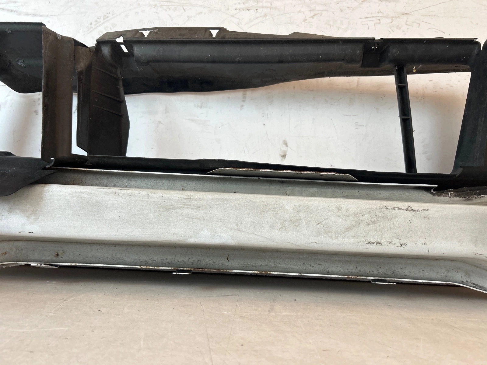 sider pillar of a bumper front Ford Focus MK3