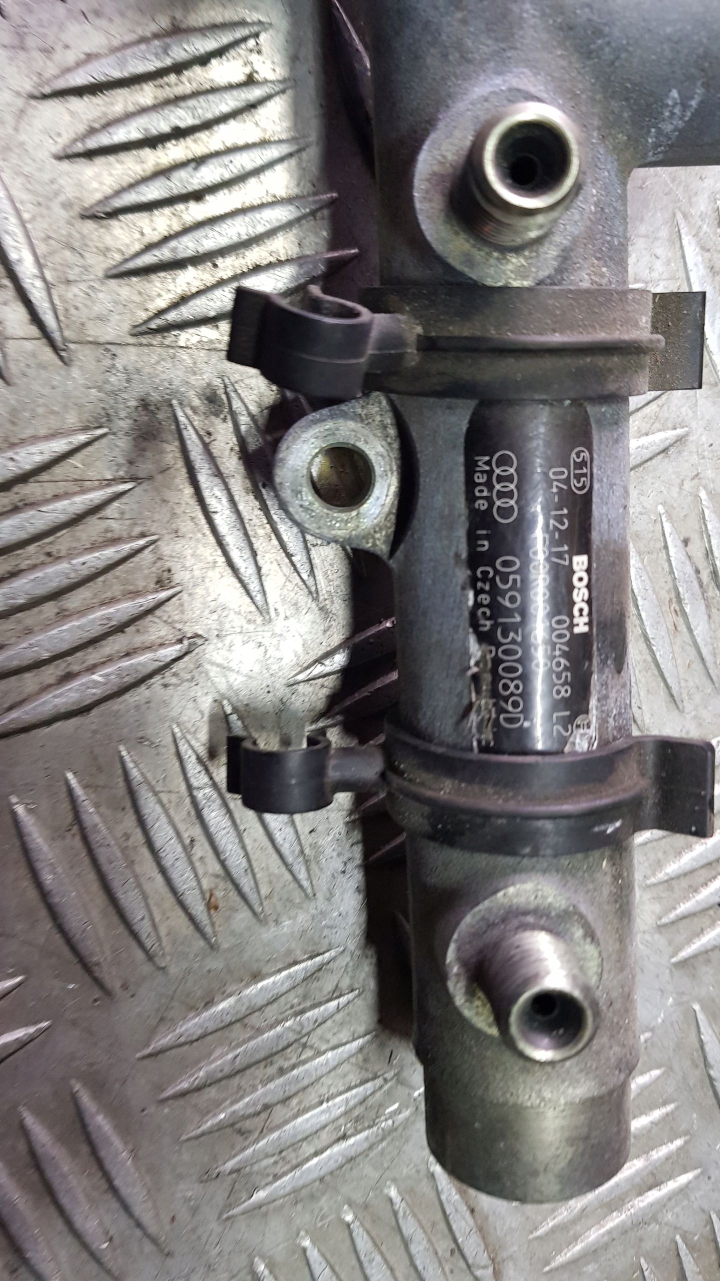 AUDI A8 D3 3.0 TDI Kraftstoffverteiler Einspritzleiste 059130089D