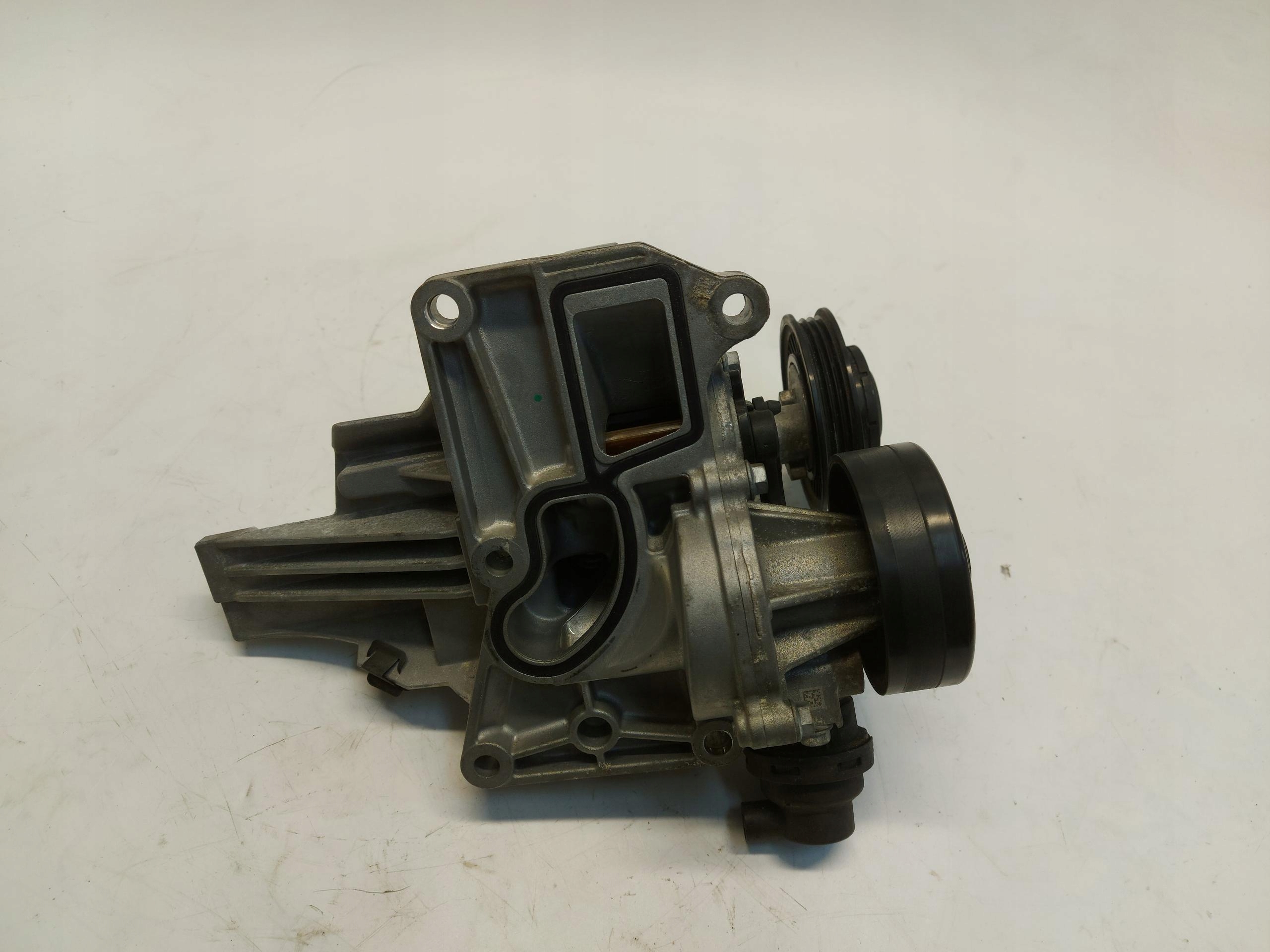 BMW G30 530E water pump 7644810