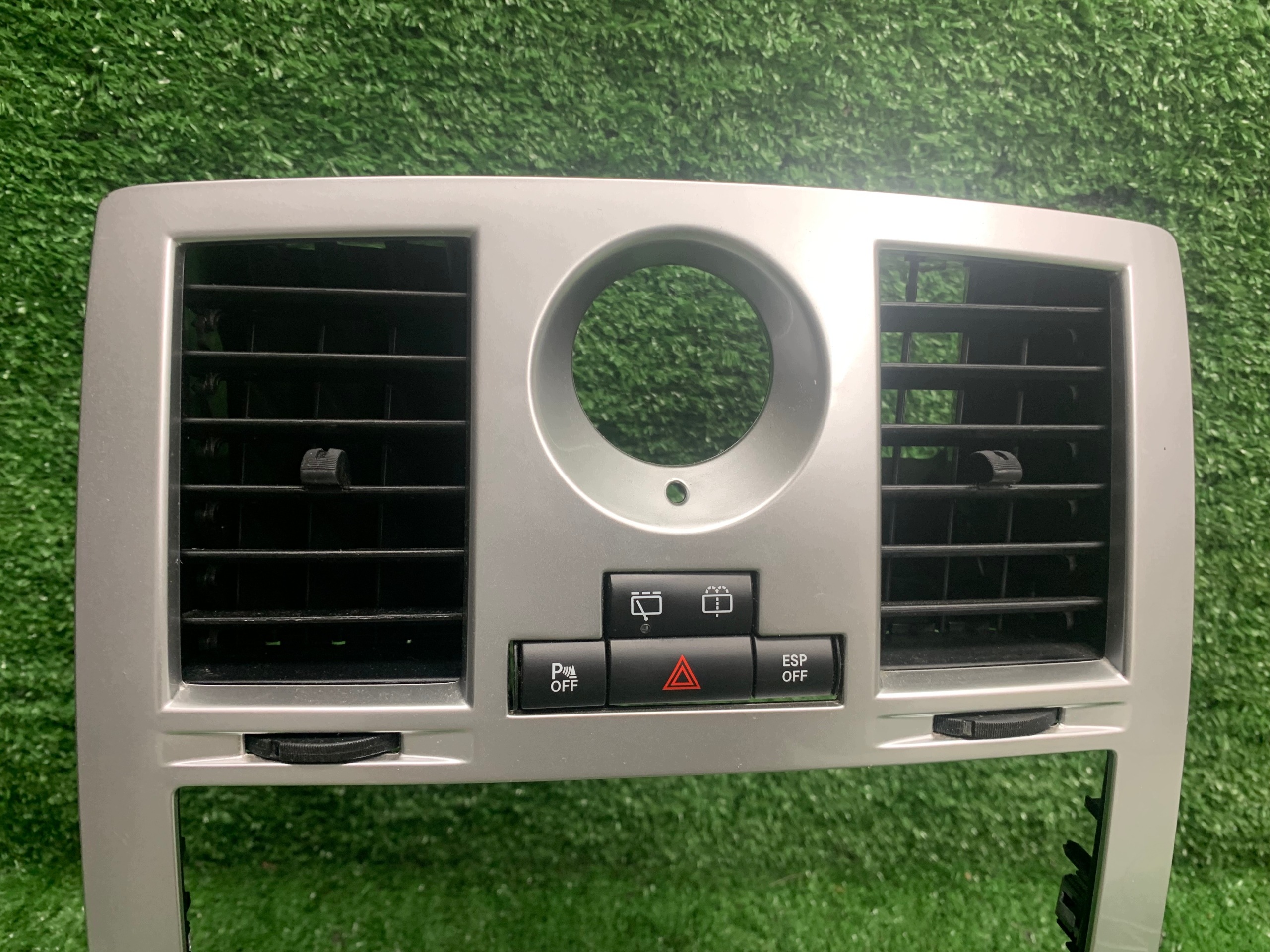 rám rádia PANELU CHRYSLER 300C SC48876A 61481N002
