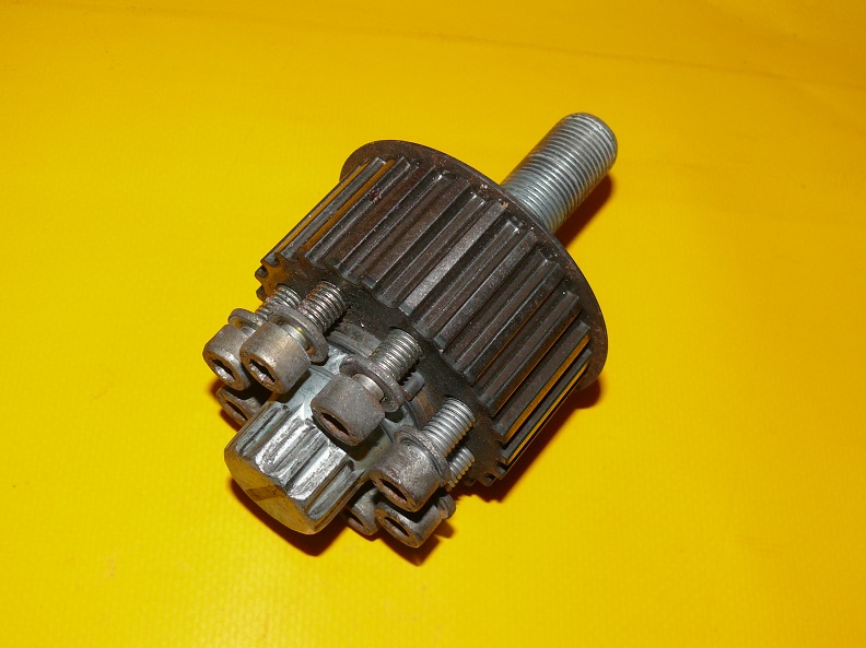 057105263 - Шестерня распредвала на вал AUDI A8 D2 3.3 TDI