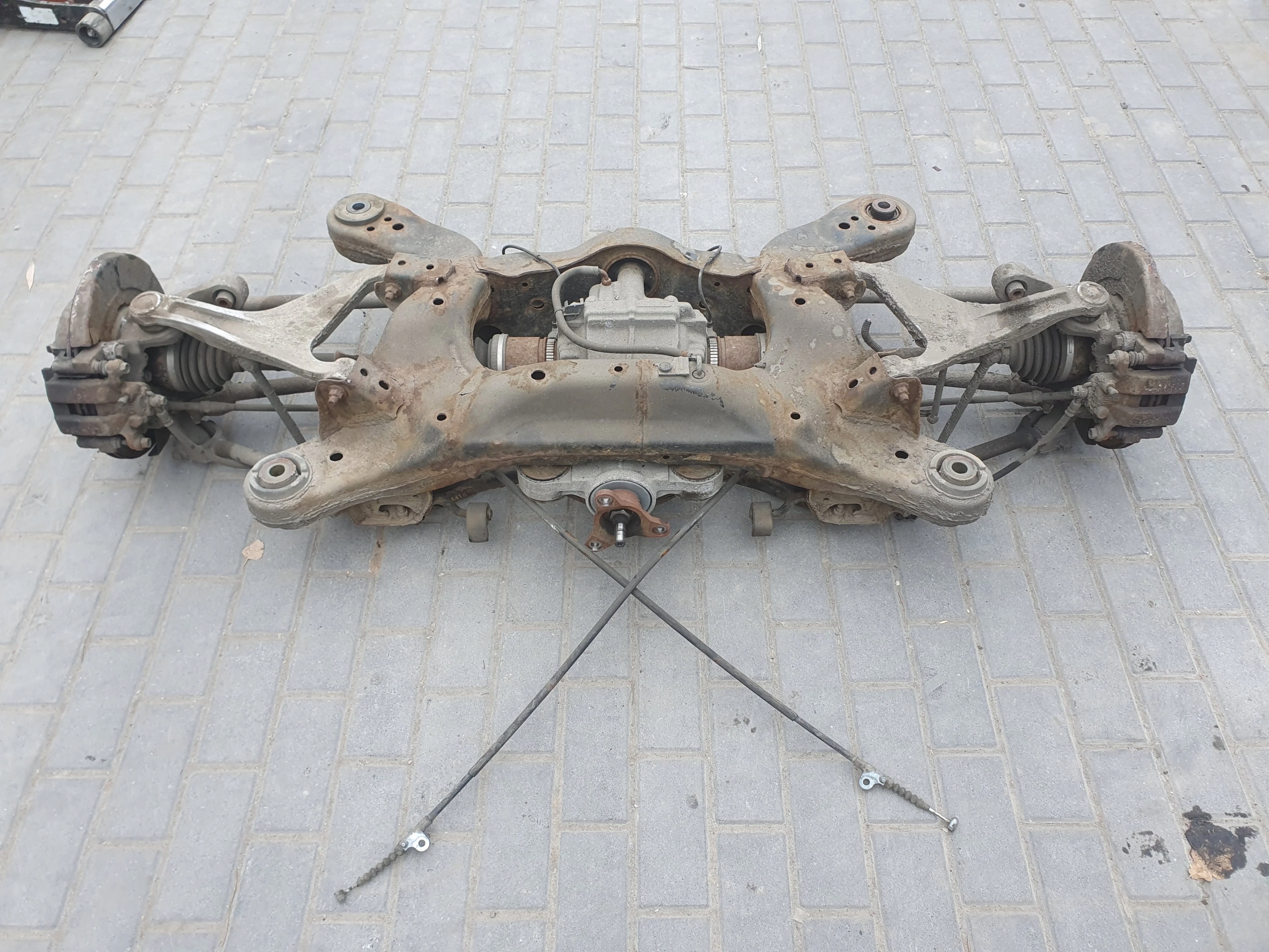 BELKA ZAWIESZENIA TYŁ INFINITI Q50 13- 2.2 CDI