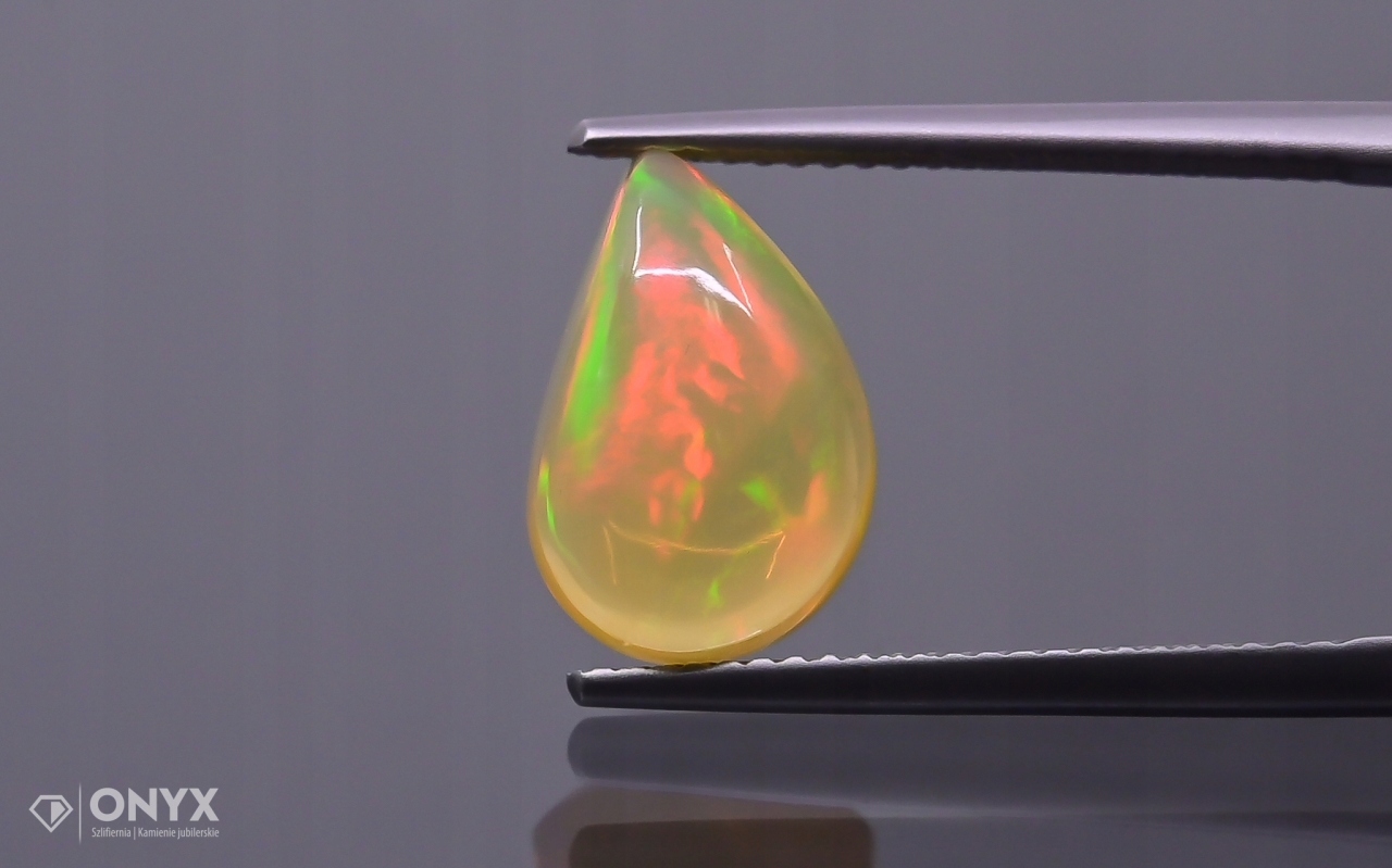 Opál z Etiopie kabošon nepravidelný 13x8,5 mm