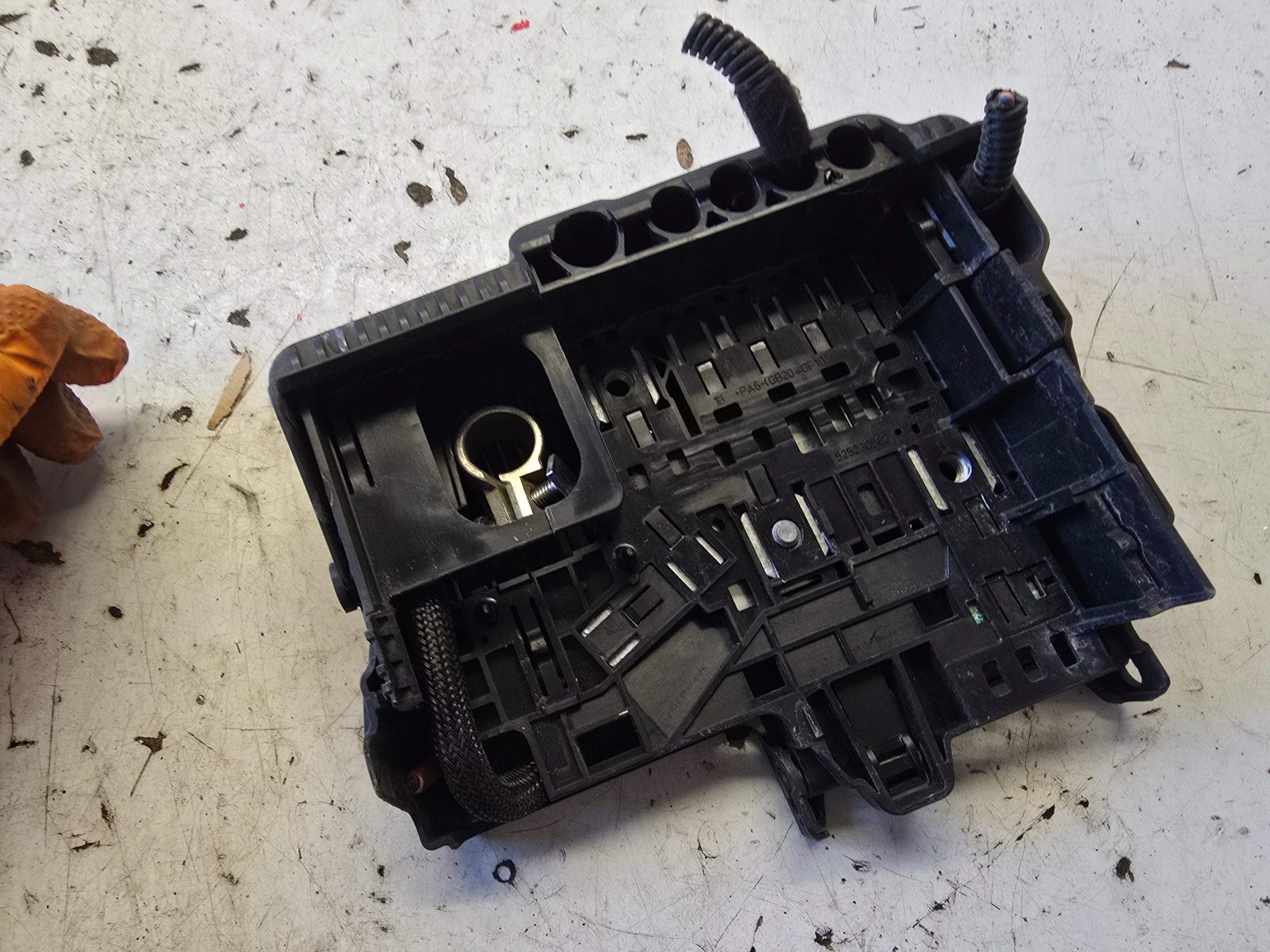 OPEL CORSA E terminal plus compartment for battery 13491093