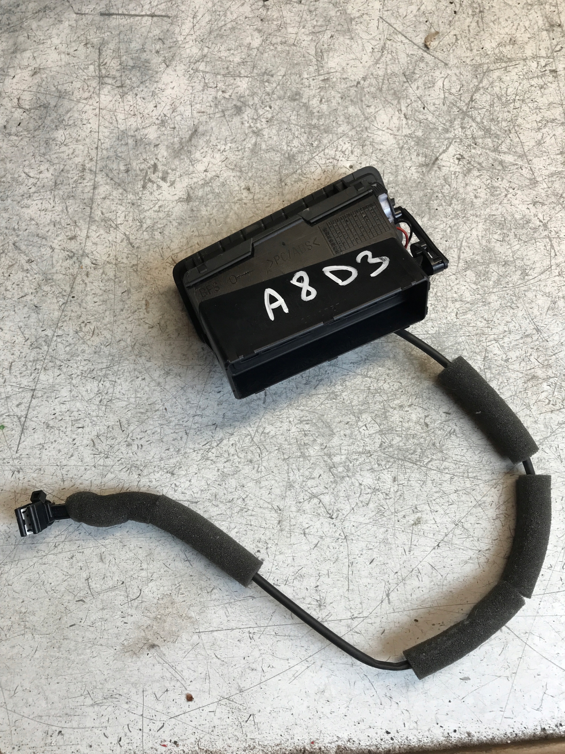 rešetka rešetka ventilacije SLUPKA desne AUDI A8 D3