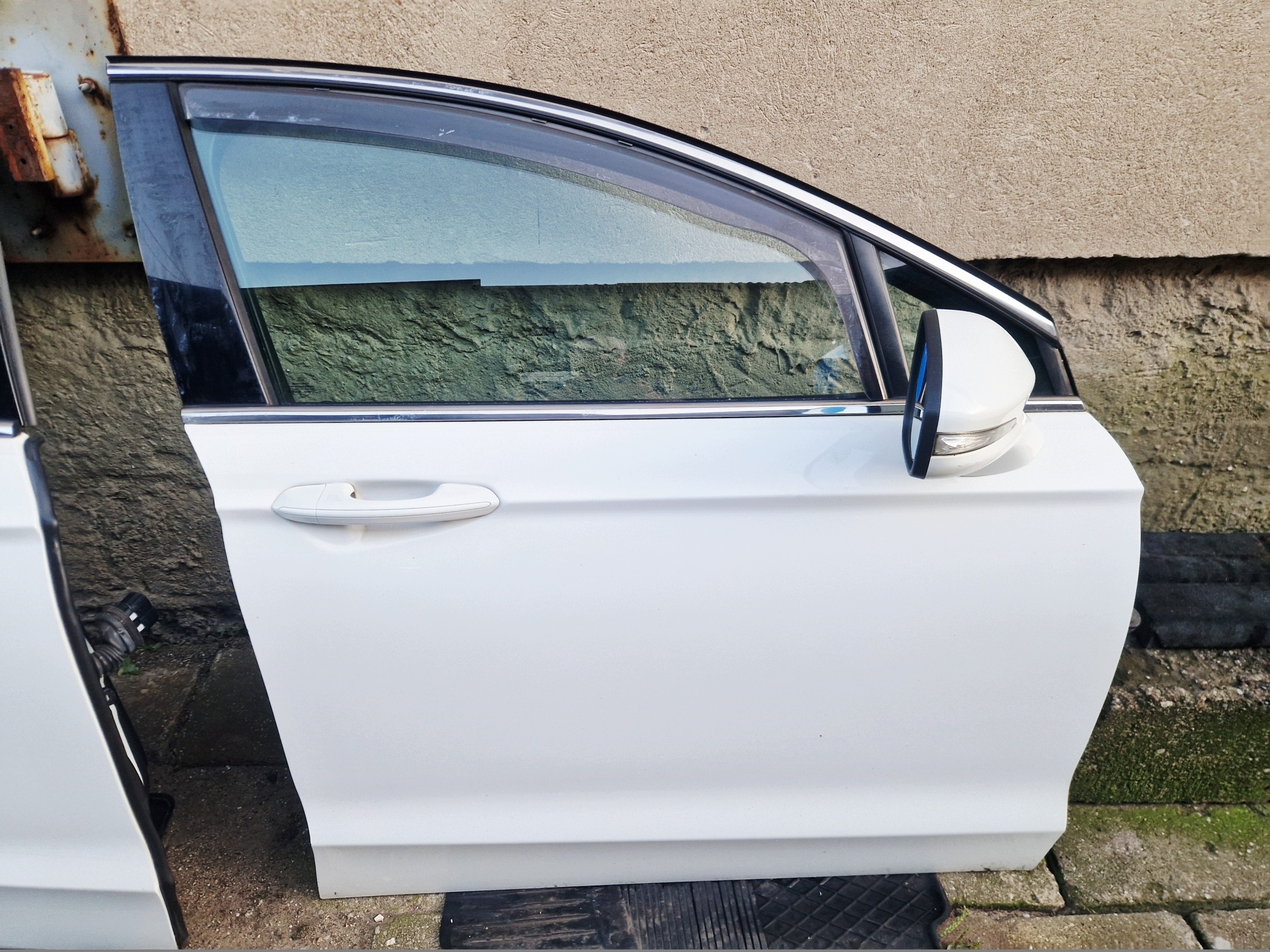 FORD MONDEO MK5 sedan door right front front colour FD BIALE complete