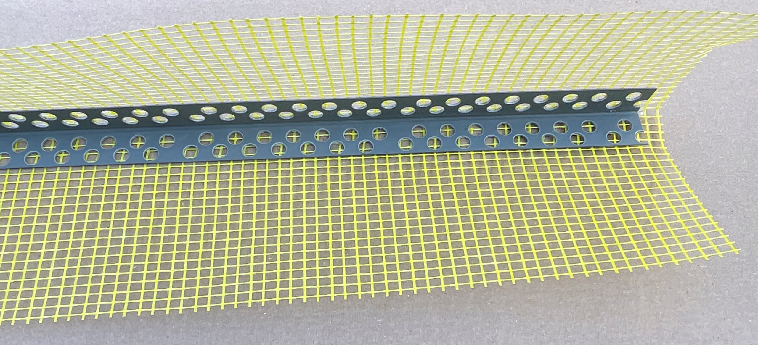 NAROŻNIK LISTWA PCV Z SIATKĄ 10 x 10 2,5 mb Długość 2.5 m