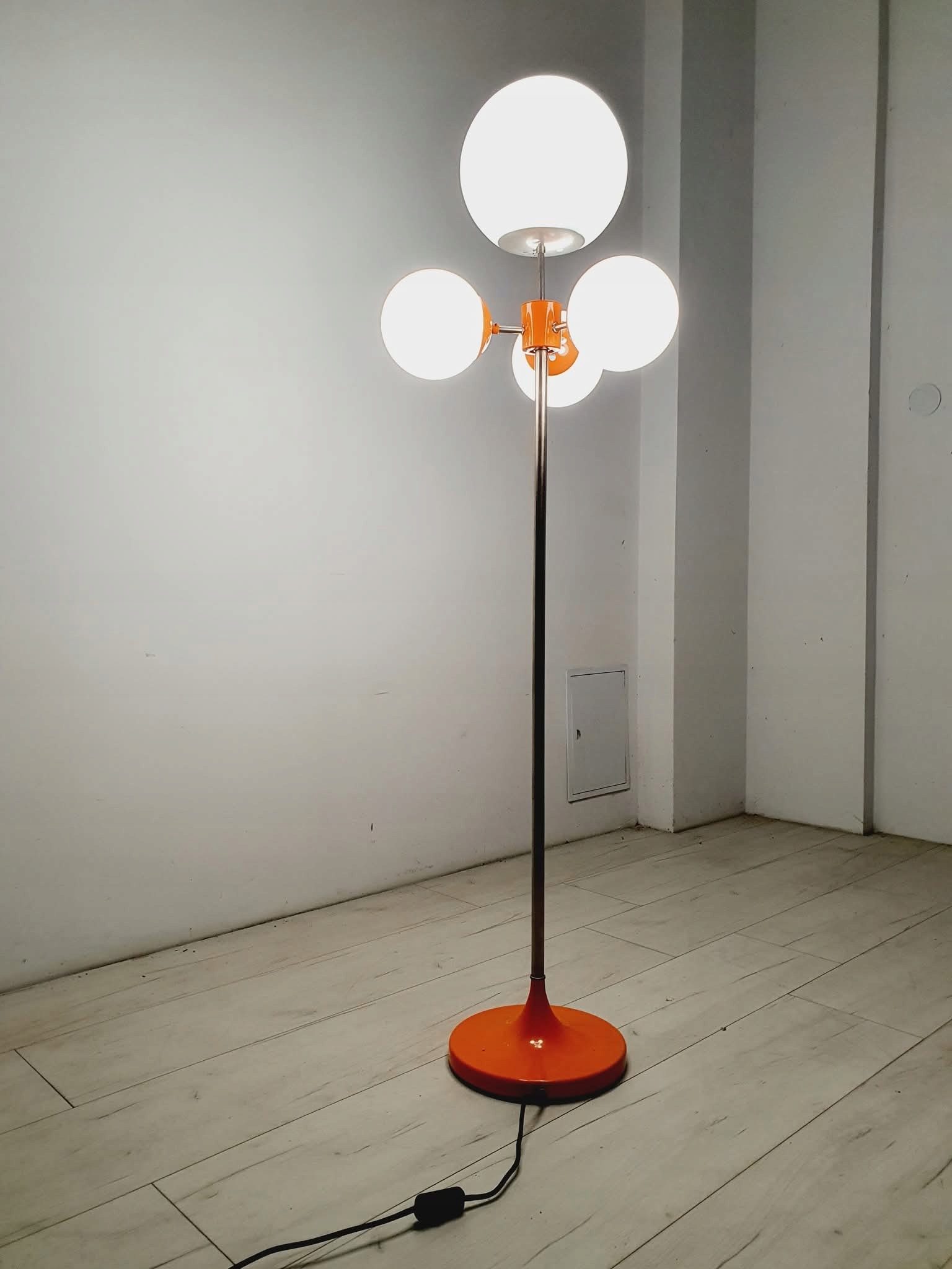 Valo shade \"space age\" ND ver.　ONE COLOR Lampa Podłogowa Space Age Vintage - Alesmart