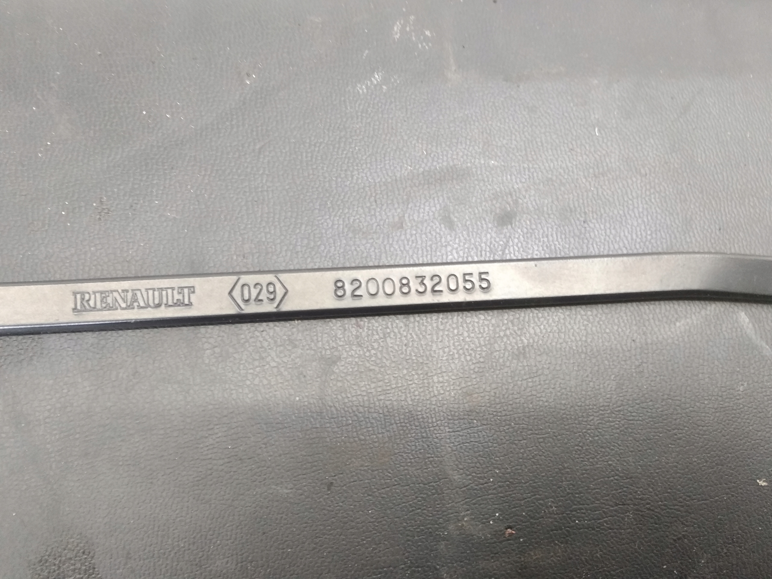 wiper arm left 8200832055 Renault Clio