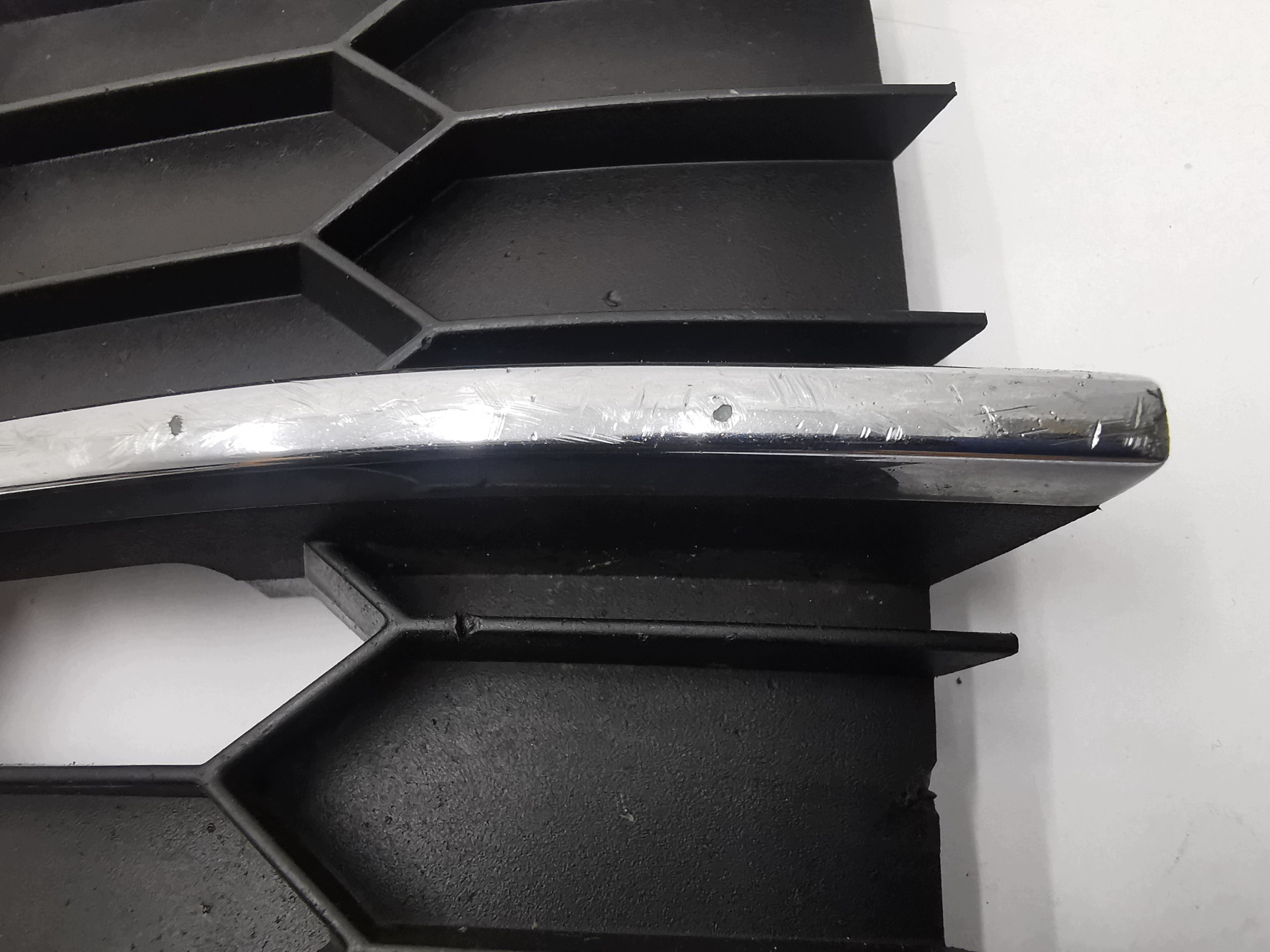 grid of a bumper right front SKODA SUPERB 3 III / 3V0853666