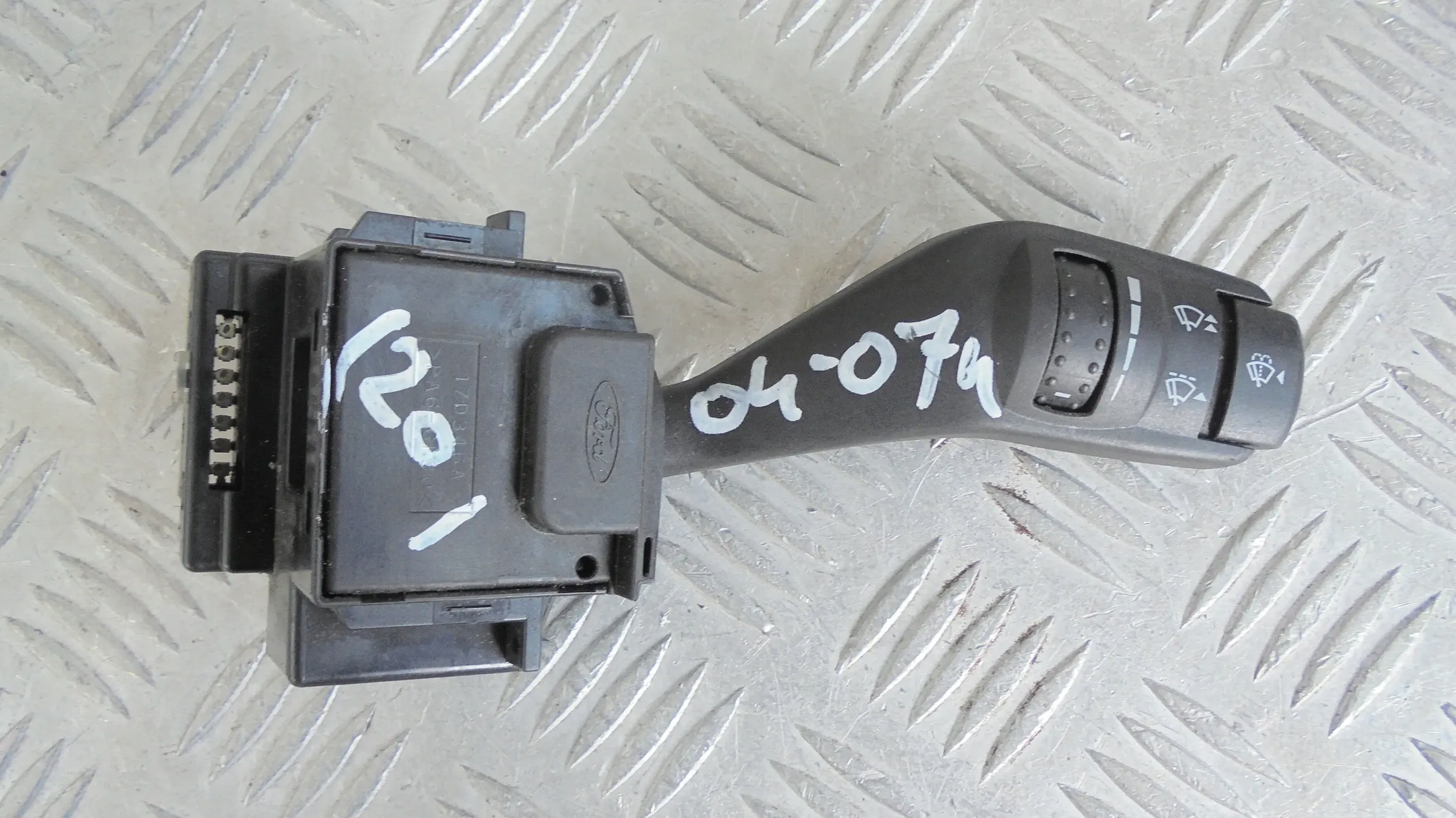 Bouton Indicateurs de direction FORD FOCUS 17D346 A