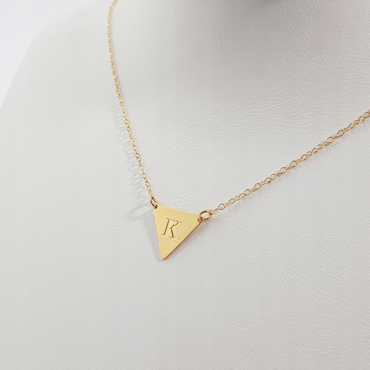 

Prezent z grawerem naszyjnik celebrytka Trójkąt