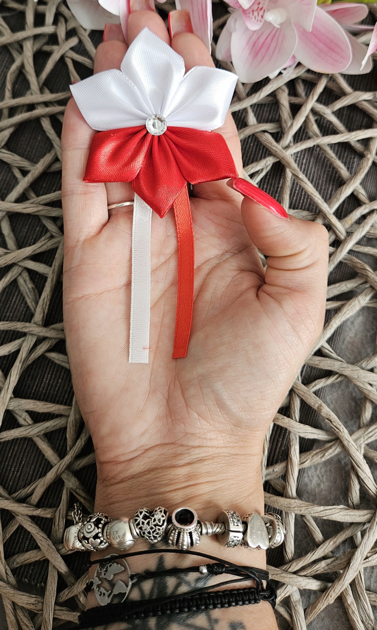 NARODOWE KOTYLIONY FLAGA POLSKA GODŁO agrafka biało-czerwone kwiatek modele Kolor dominujący biały