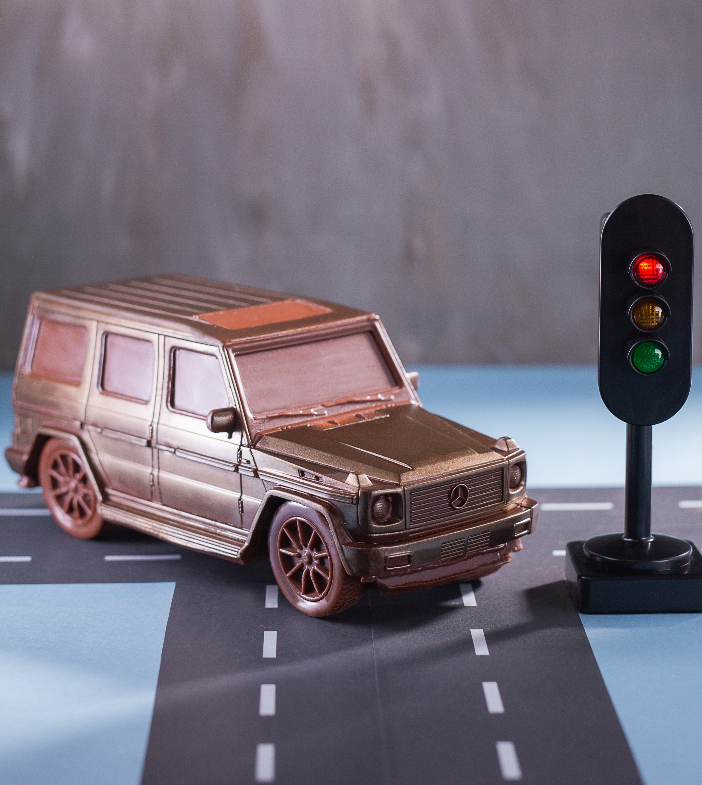 Velký automobil Mercedes-Benz G-Class z čokolády