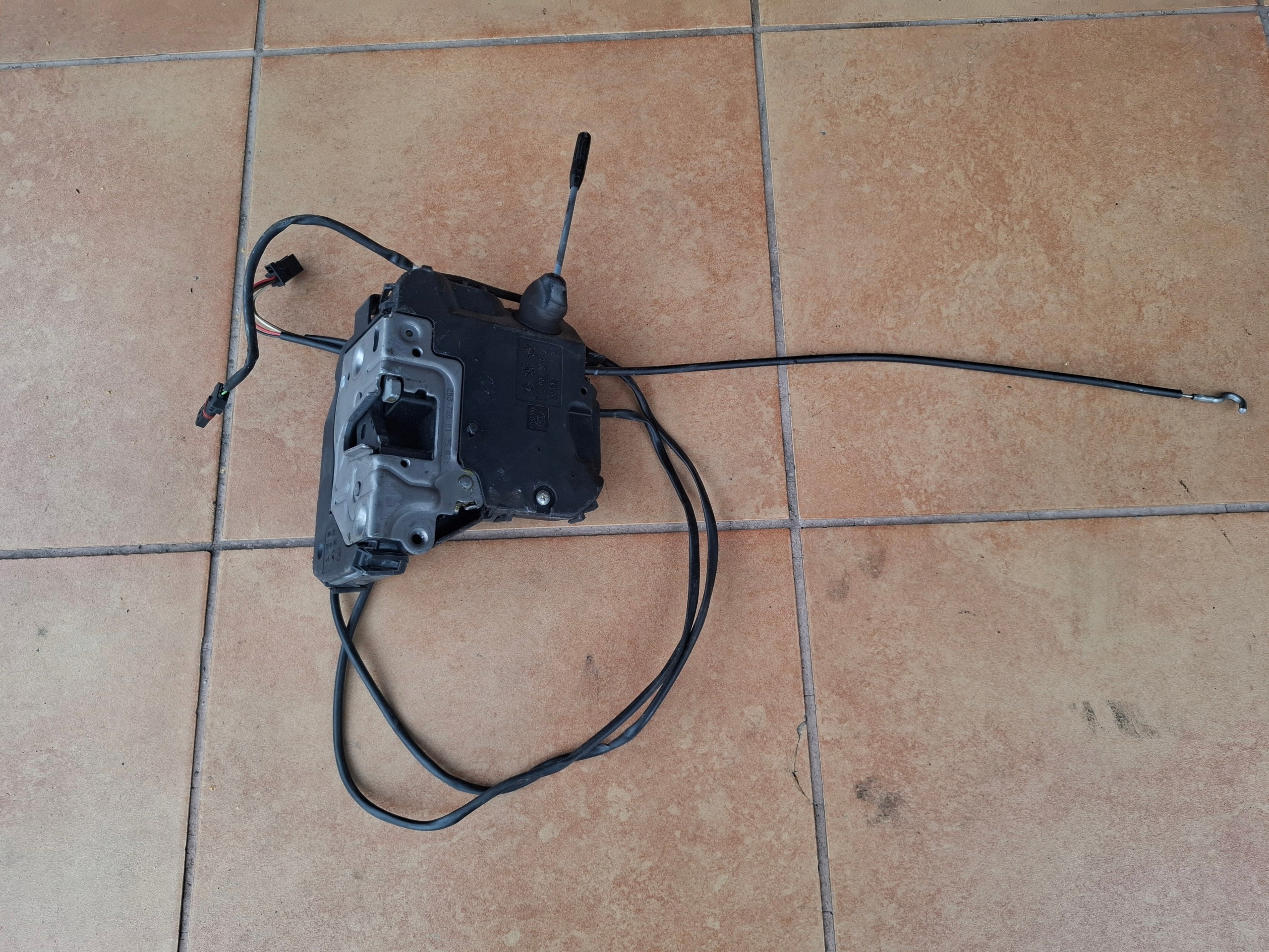 lock door left front MERCEDES W203 2037200135