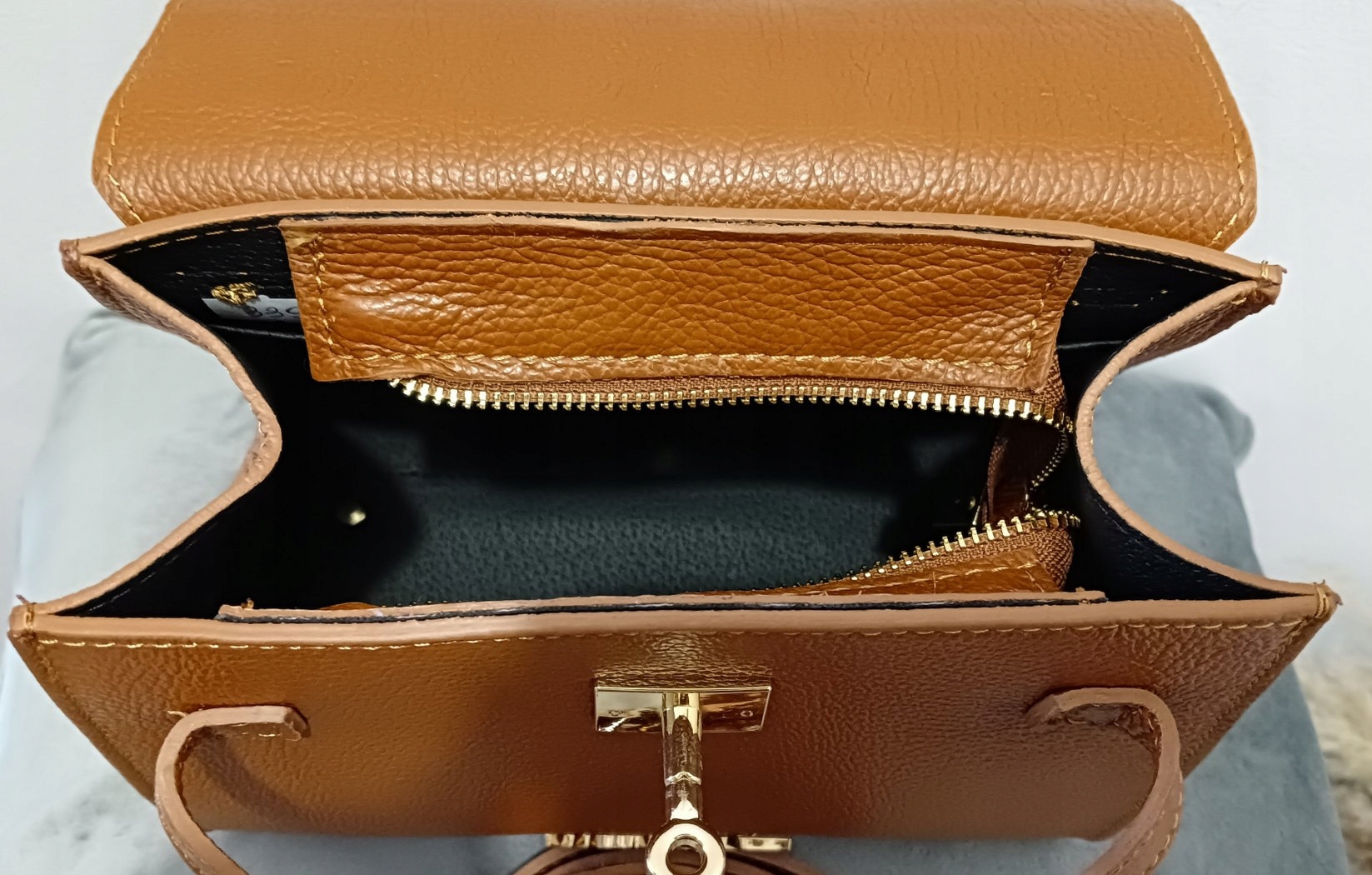 Torebka kuferek ze skóry bydlęcej MASSIMO CONTTI camel, hermeska, A5 Cechy dodatkowe kieszonka na telefon nóżki ochronne