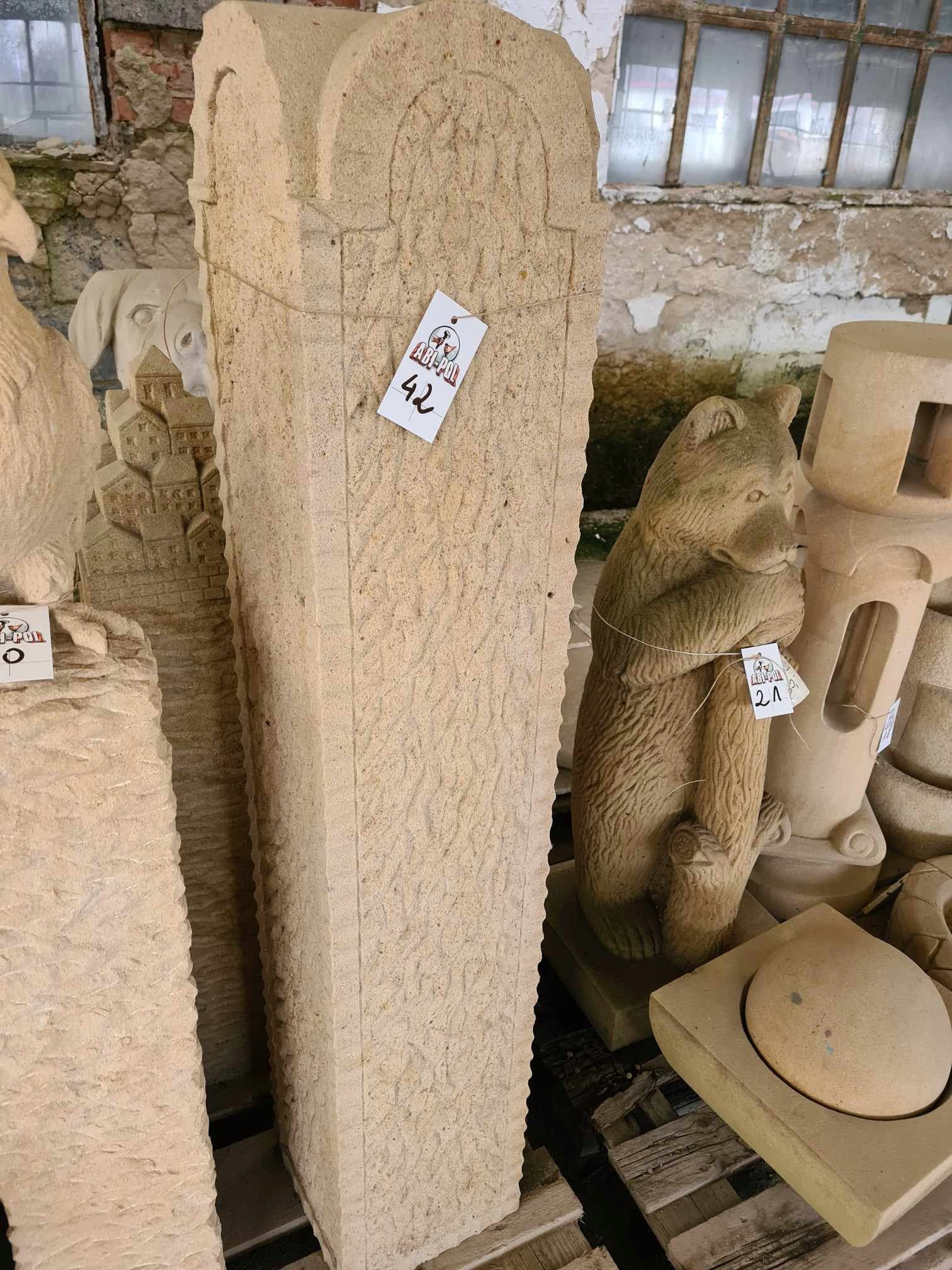 słup ogrodzeniowy z piaskowca