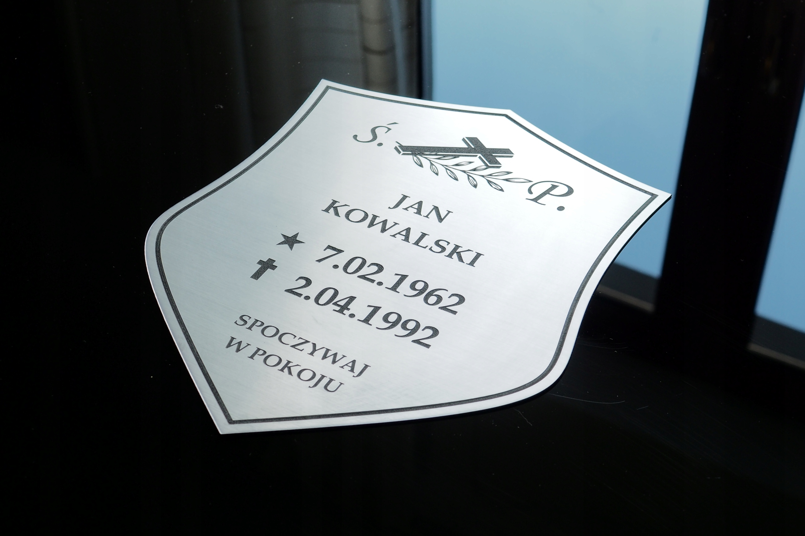 Tabliczka nagrobkowa na krzyż grób - grawerowana Marka inny