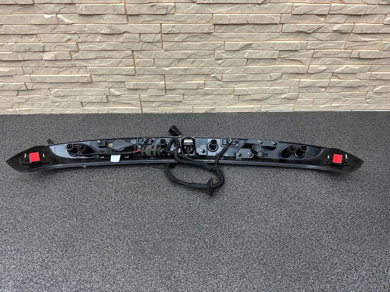 FERRARI 812 LISTWA OŚWIETLENIE OBRAMOWANIE KAMERA TABLICY REJESTRACYJNEJ Numer katalogowy części 898769