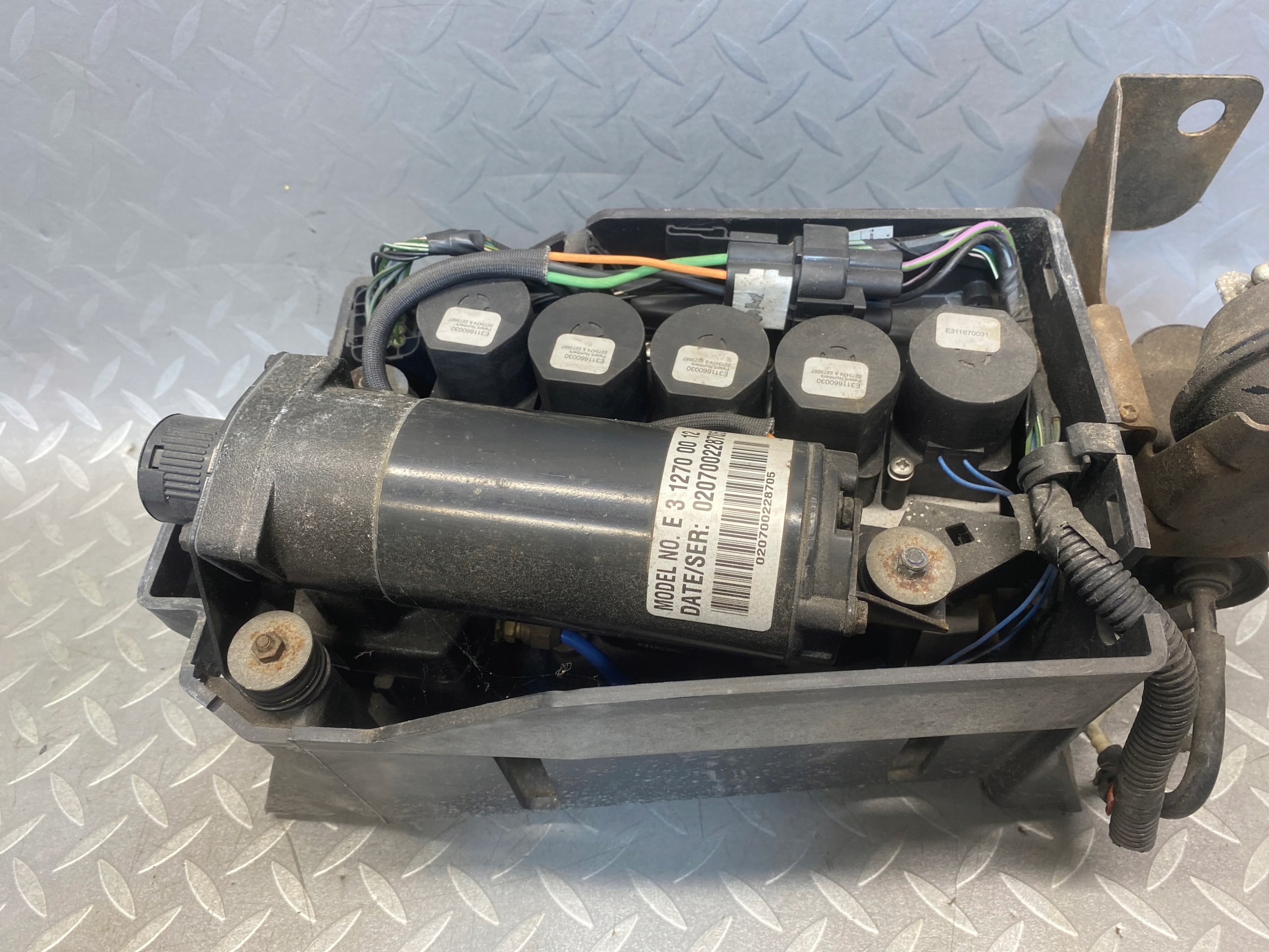 E311670031 - Блок клапанів RANGE ROVER P38 E312210006 / 1