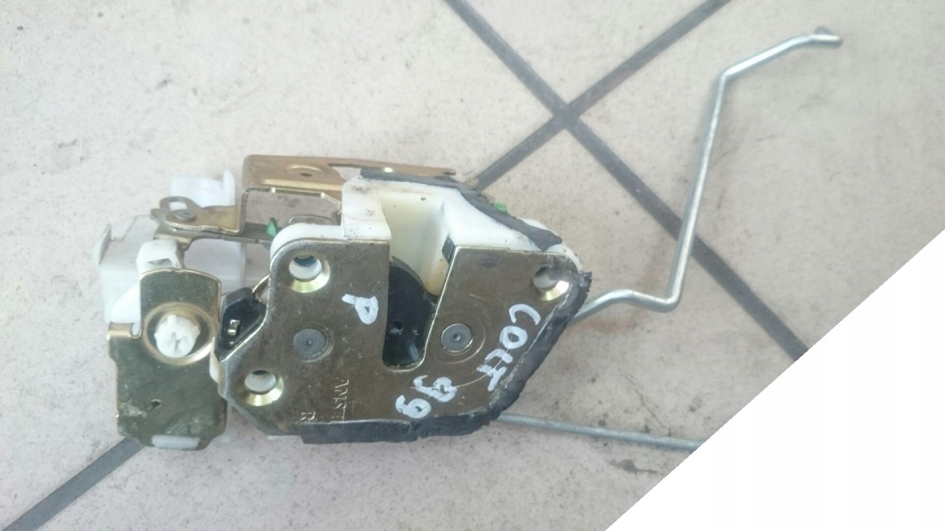 MITSUBISHI COLT 96-02 ZAMEK PRAWY (PRZEDNI)