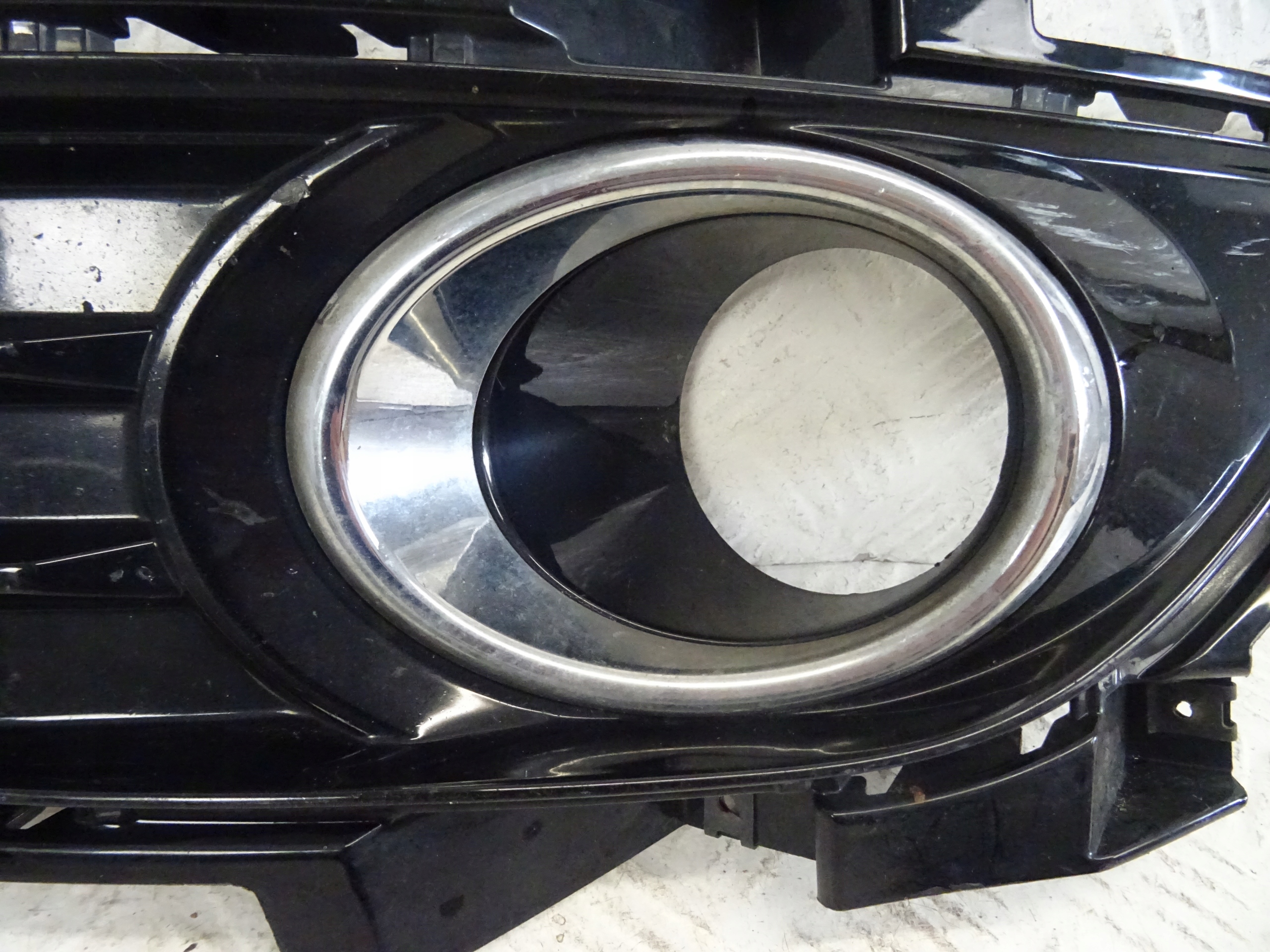 grid of a bumper front front right FORD MONDEO MK5 DS73-19952-L