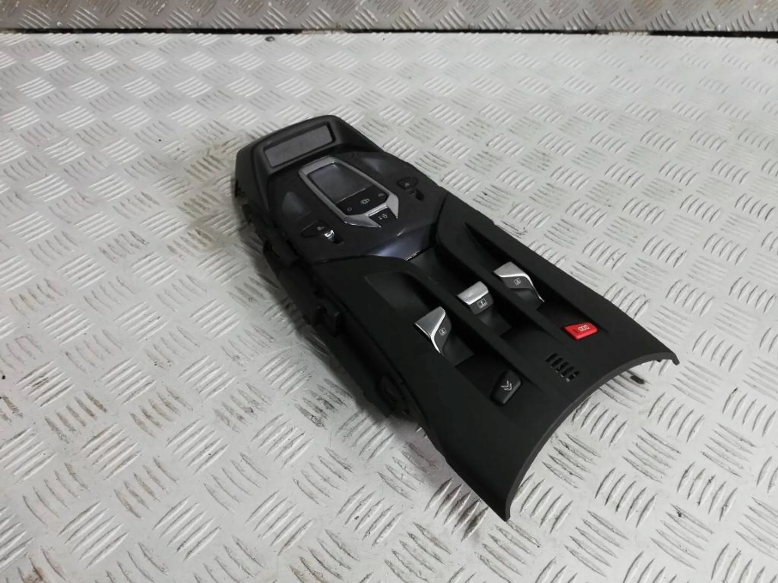 LAMPKA OŚWIETLENIE PODSUFITKI KABINY DS5