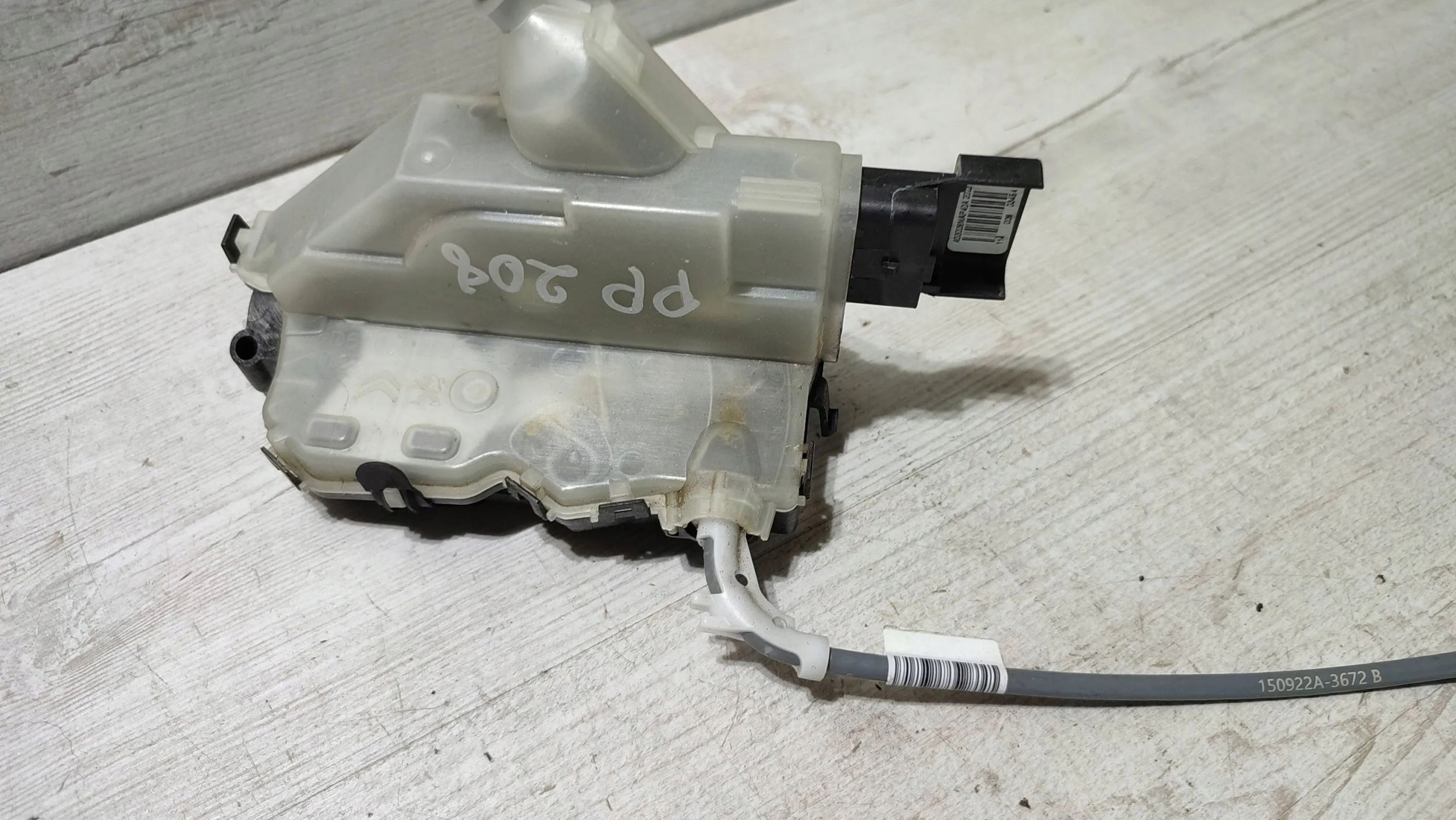 Peugeot 208 II 23r 1.2 front side right lock door