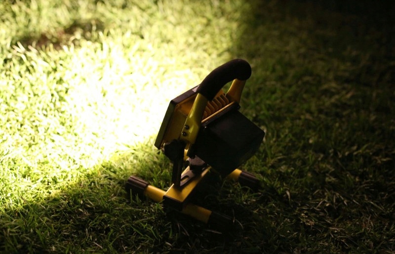 ПОТУЖНИЙ РЕФЛЕКТОР РОБОЧИЙ СВІТЛО ГАЛОГЕННИЙ СВІТЛОДІОДНИЙ КОНСТРУКЦІЙНИЙ ПОРТАТИВНИЙ АКУМУЛЯТОРНИЙ