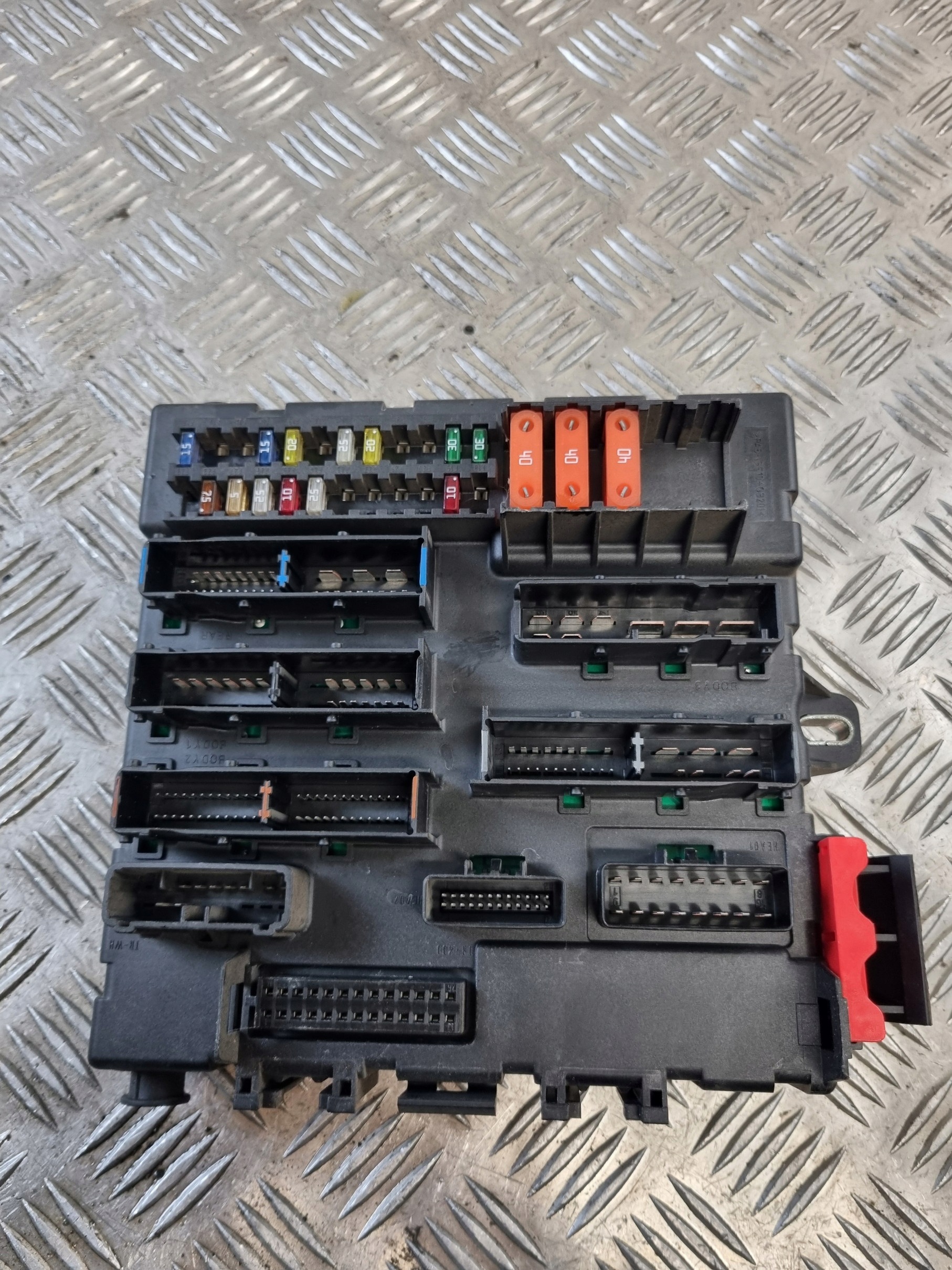 fuse box OPEL VECTRA C 1.8B