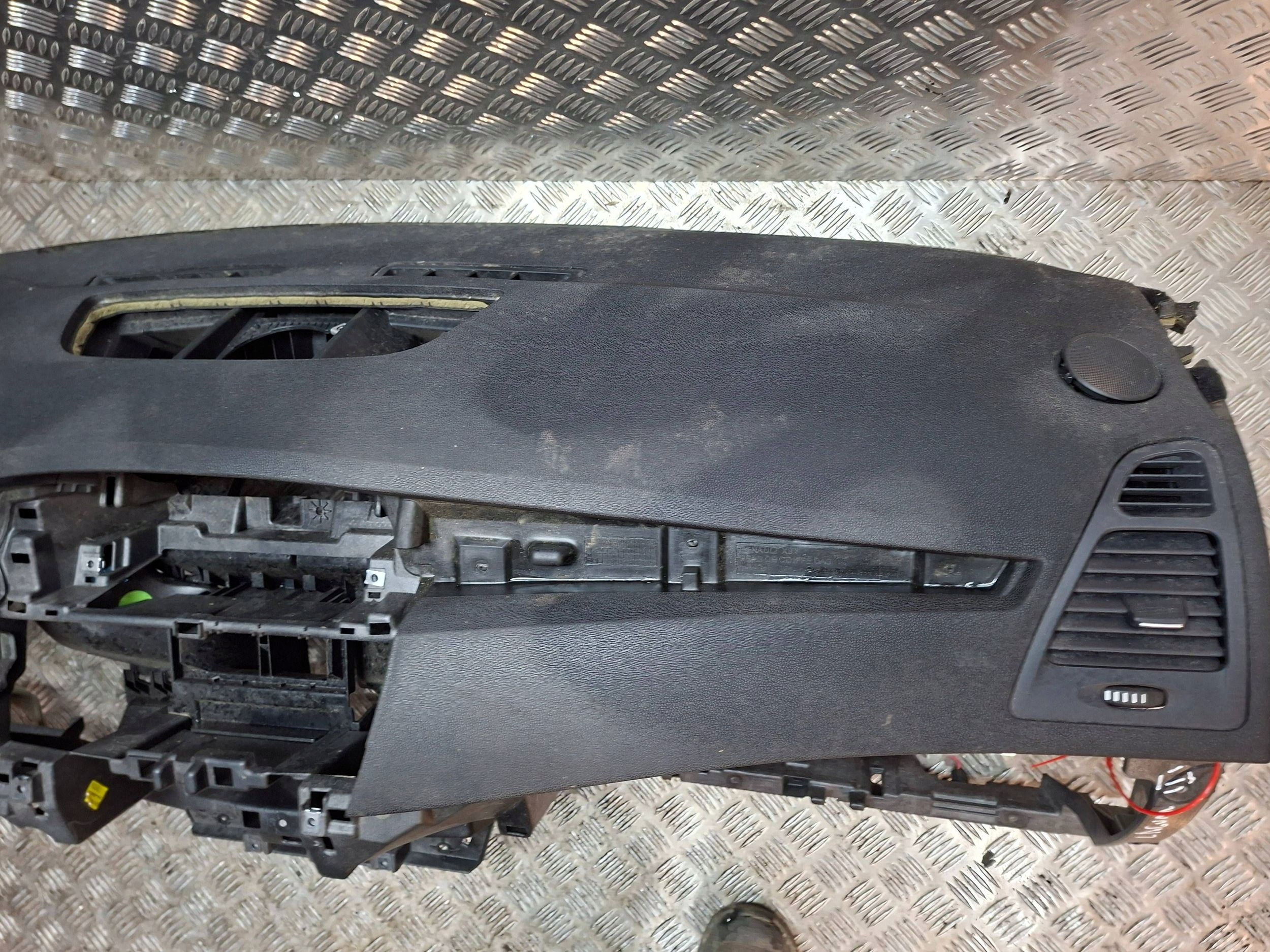 dashboard console 681000004R RENAULT LAGUNA III 2007