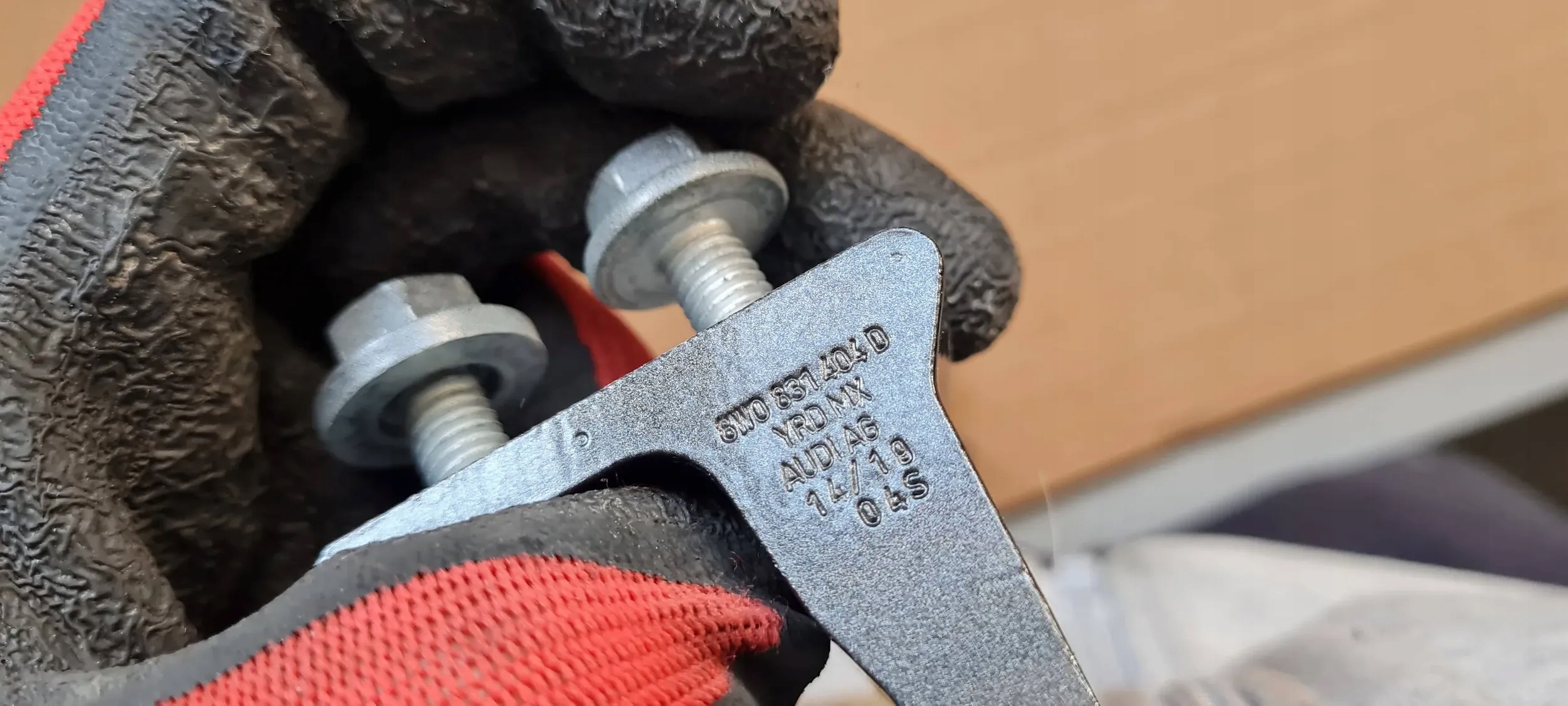 Q5 80A ZAWIAS ZAWIASY DRZWI PRAWE PRAWY TYŁ LZ7S KOMPLET Rodzaj zestaw akcesoriów