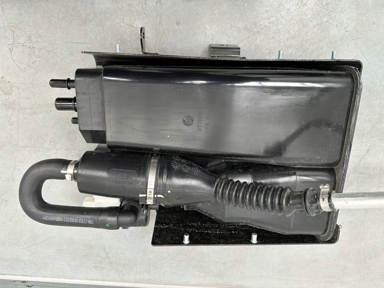 FILTR WĘGLOWY FERRARI F8 TRIBUTO Numer katalogowy części FILTR WĘGLOWY FERRARI F8 TRIBUTO