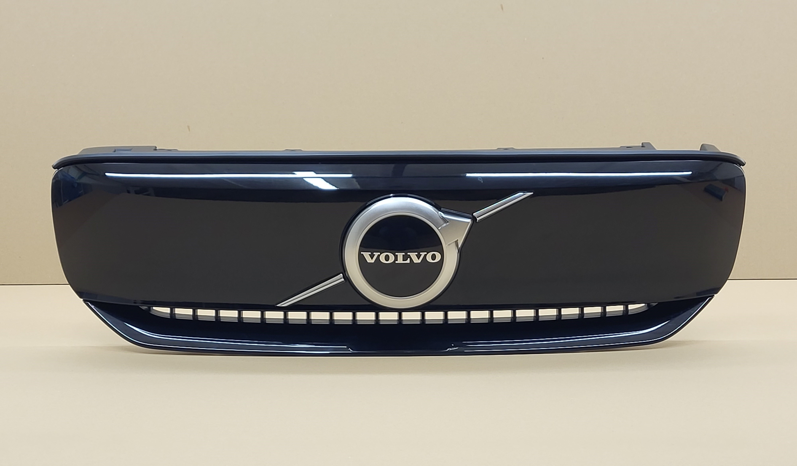 ATRAPA GRILL ZDERZAKA VOLVO XC40 C40 LIFT RECHARGE KOLOR 019