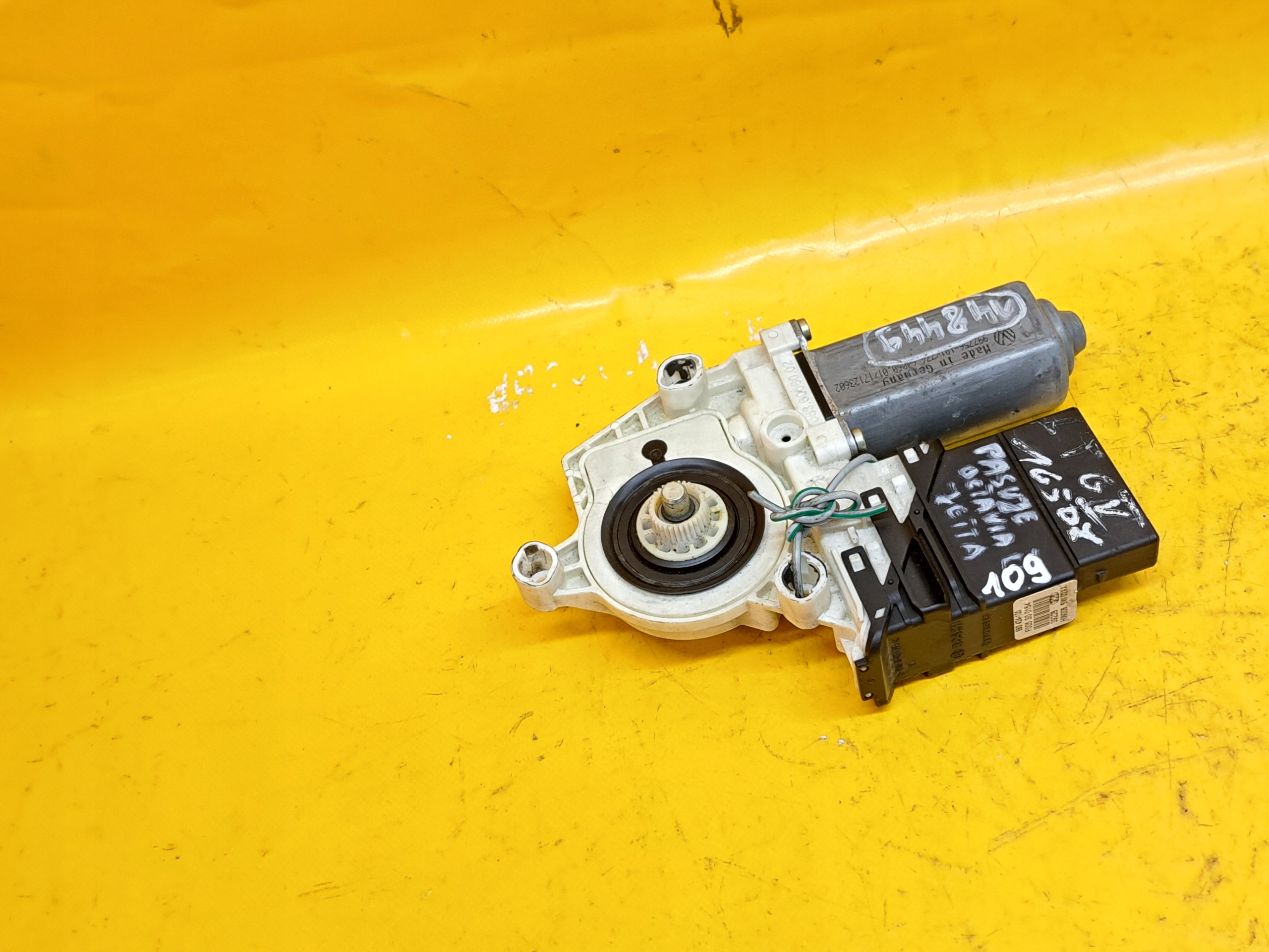 ДВИГУН ЕЛ.Заднє ліве скло GOLF V 1K0959703C 03-07r