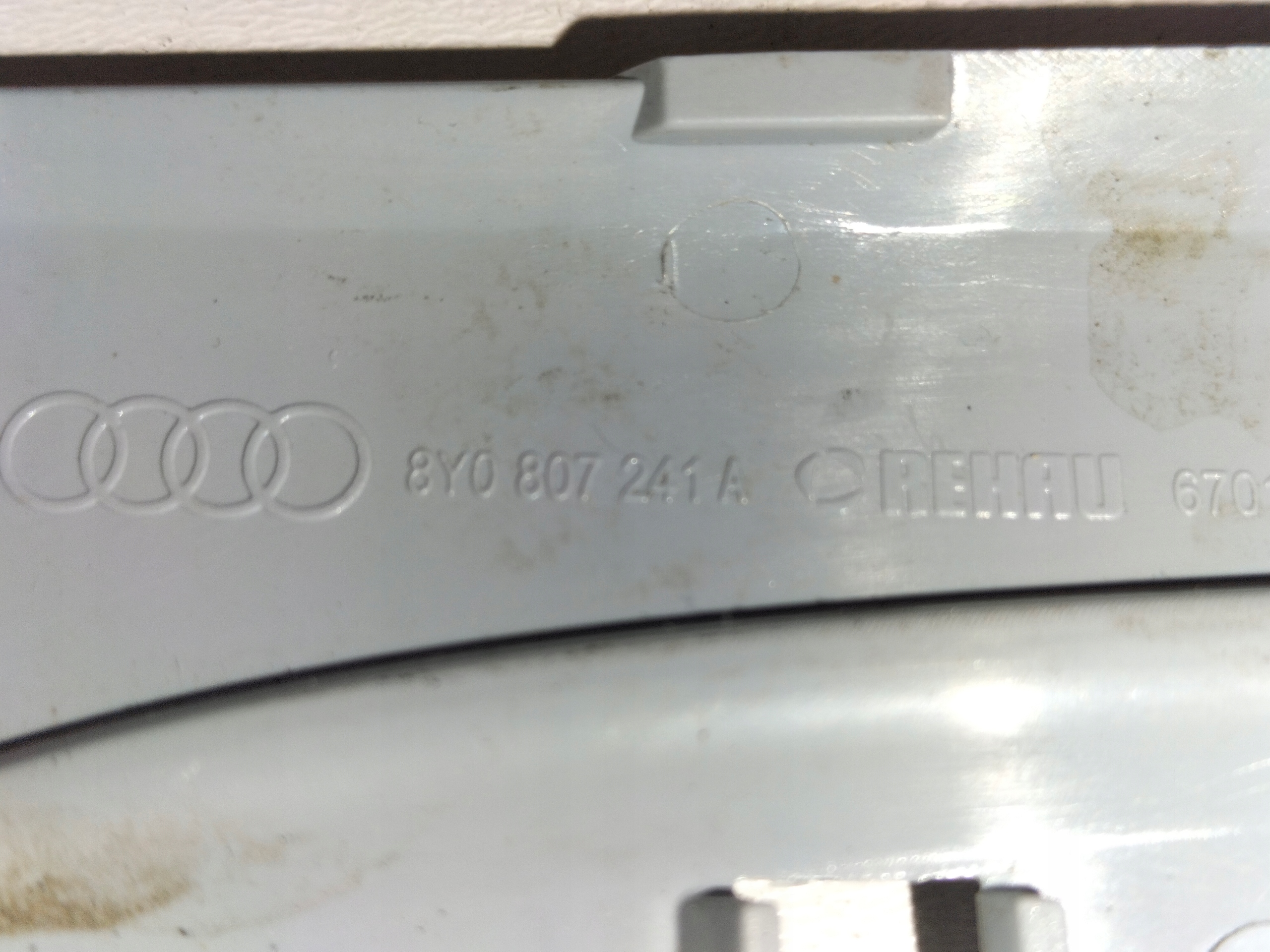 ABSCHLEPPÖSE DER STOSSSTANGE VORNE AUDI A3 8Y 20- S3 S-LINE