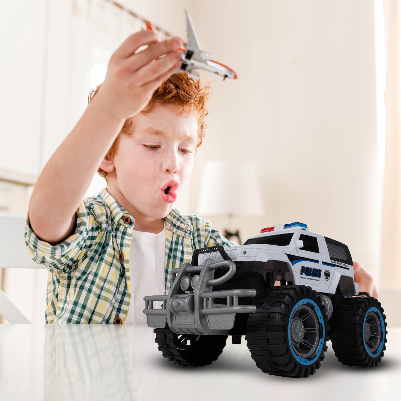 SAMOCHÓD POLICYJNY AUTO POLICJA Z NAPĘDEM RADIOWÓZ ZABAWKA DLA DZIECI Bohater brak