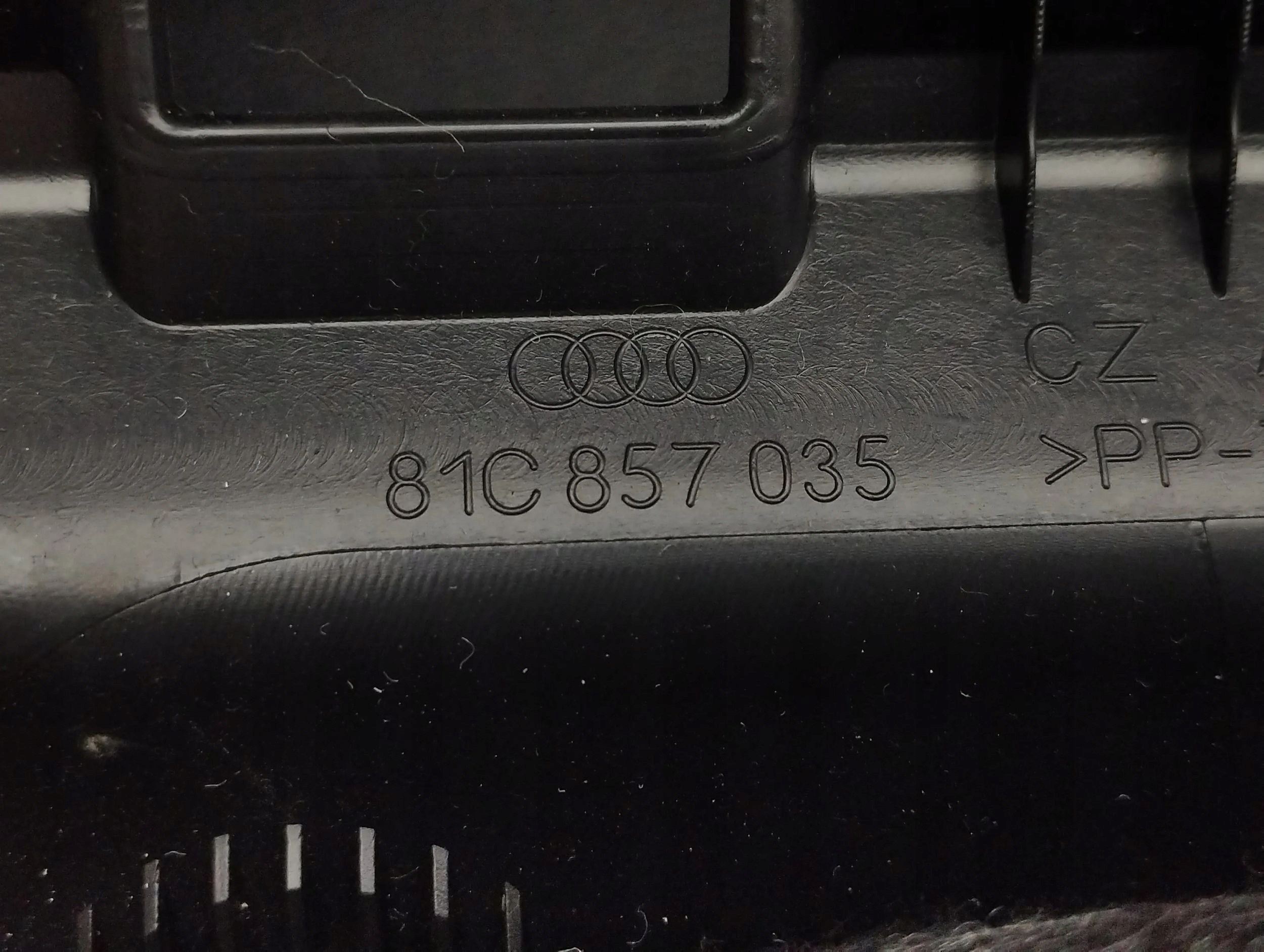 Audi Q2 - 2017 бардачок