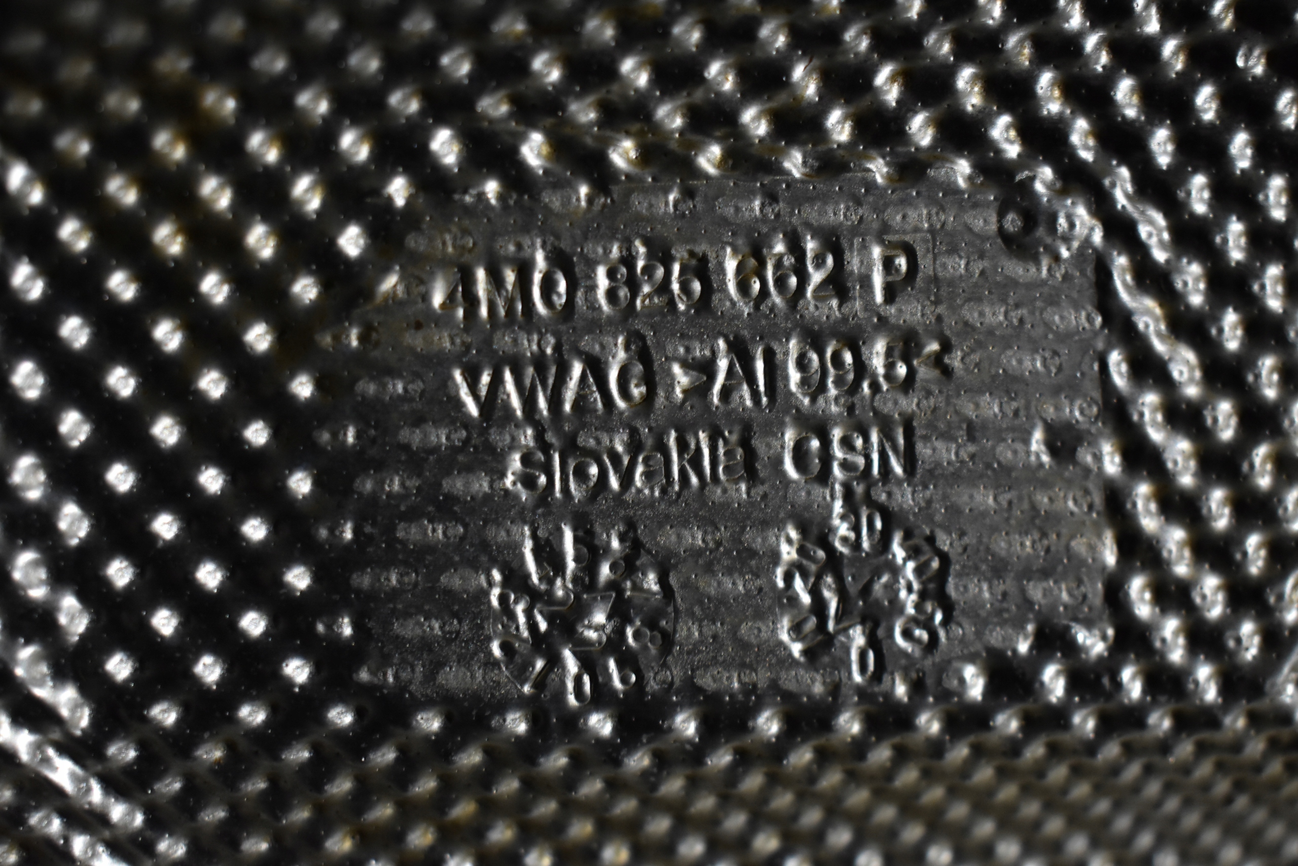 IDEALNA BLENDE ABDECKUNG TERMICZNA PORSCHE CAYENNE 9Y AUDI Q7 Q8 1