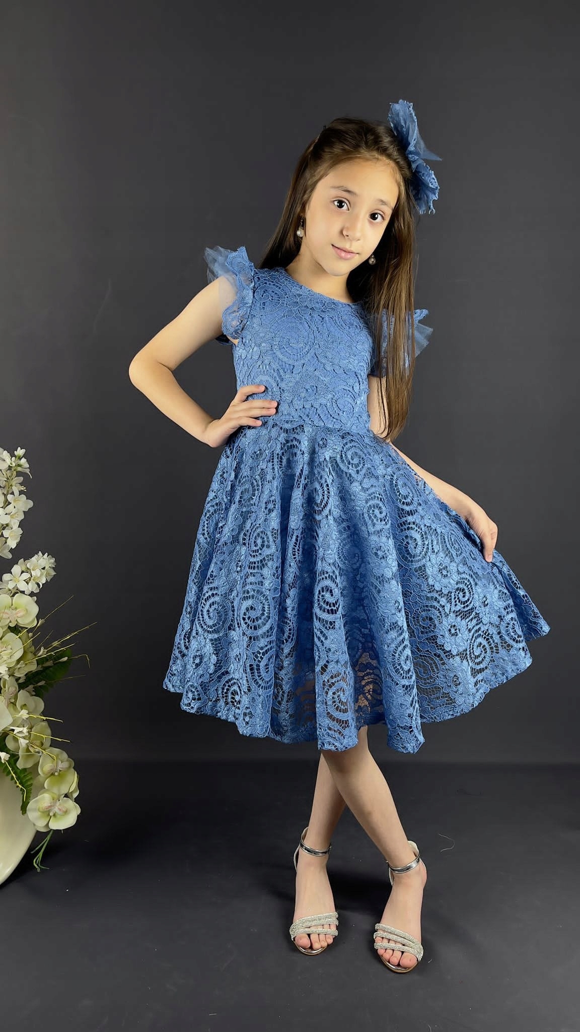 Elegancka sukienka koronka kokarda plus spinka 104 Kolor niebieski