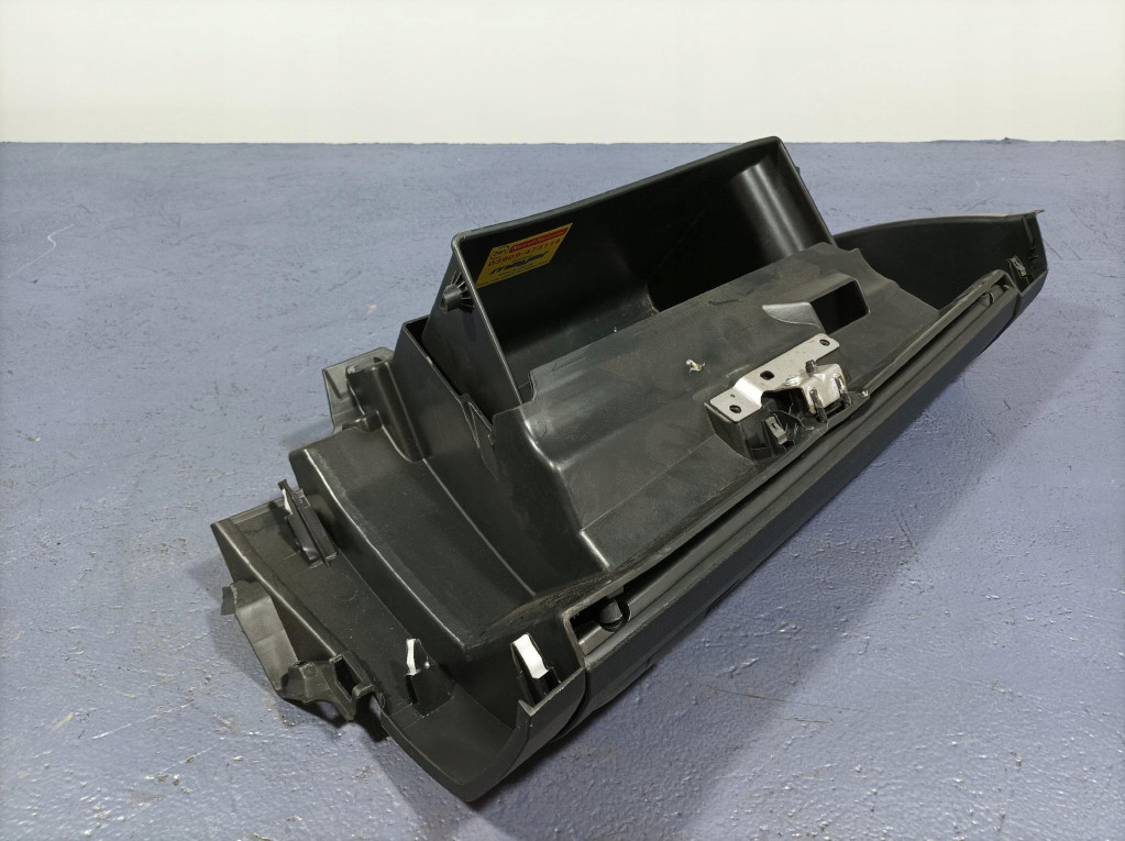 mazda бардачок пассажира европа EG2164260