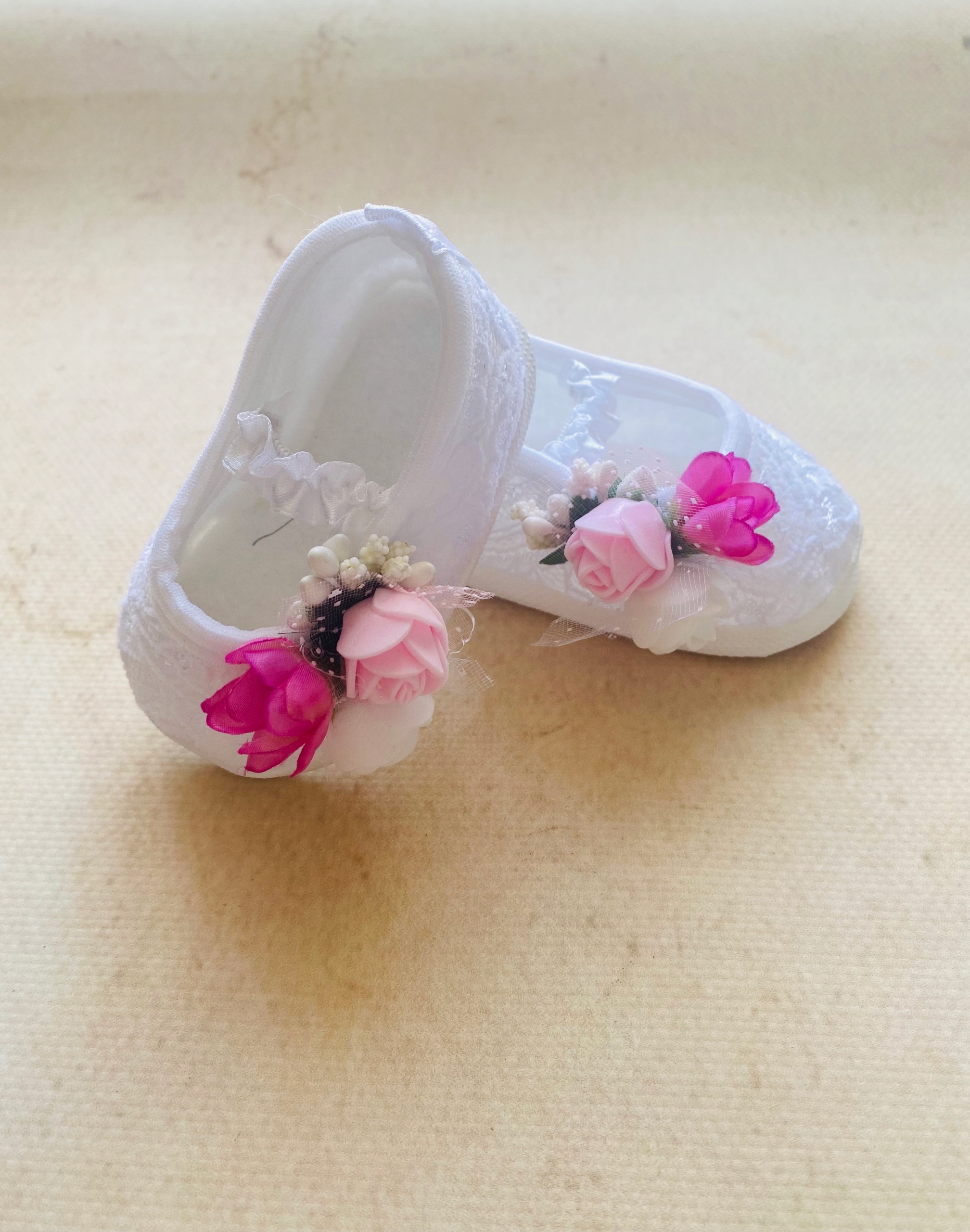 Niechodki białe do chrztu z kwiatuszkami, r. 10 cm