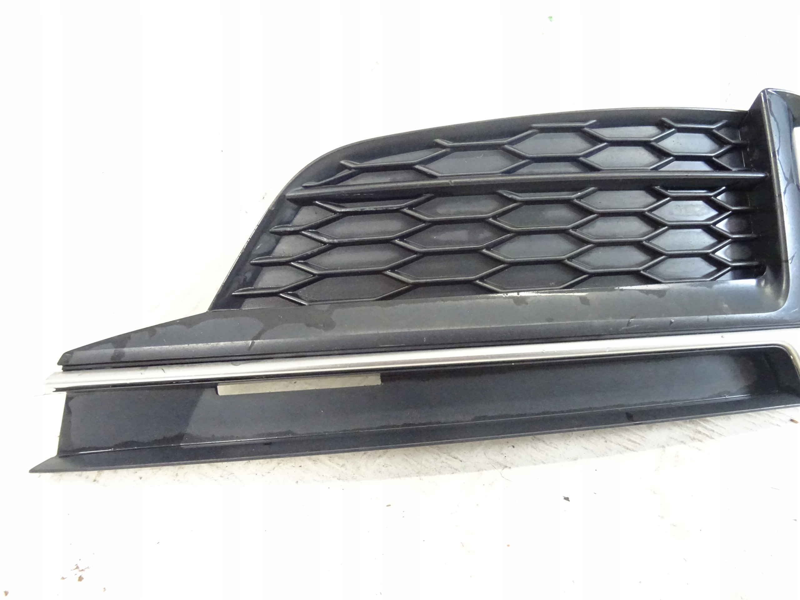 grid of a bumper front front left AUDI A5 8W S-LINE 8W6807681F