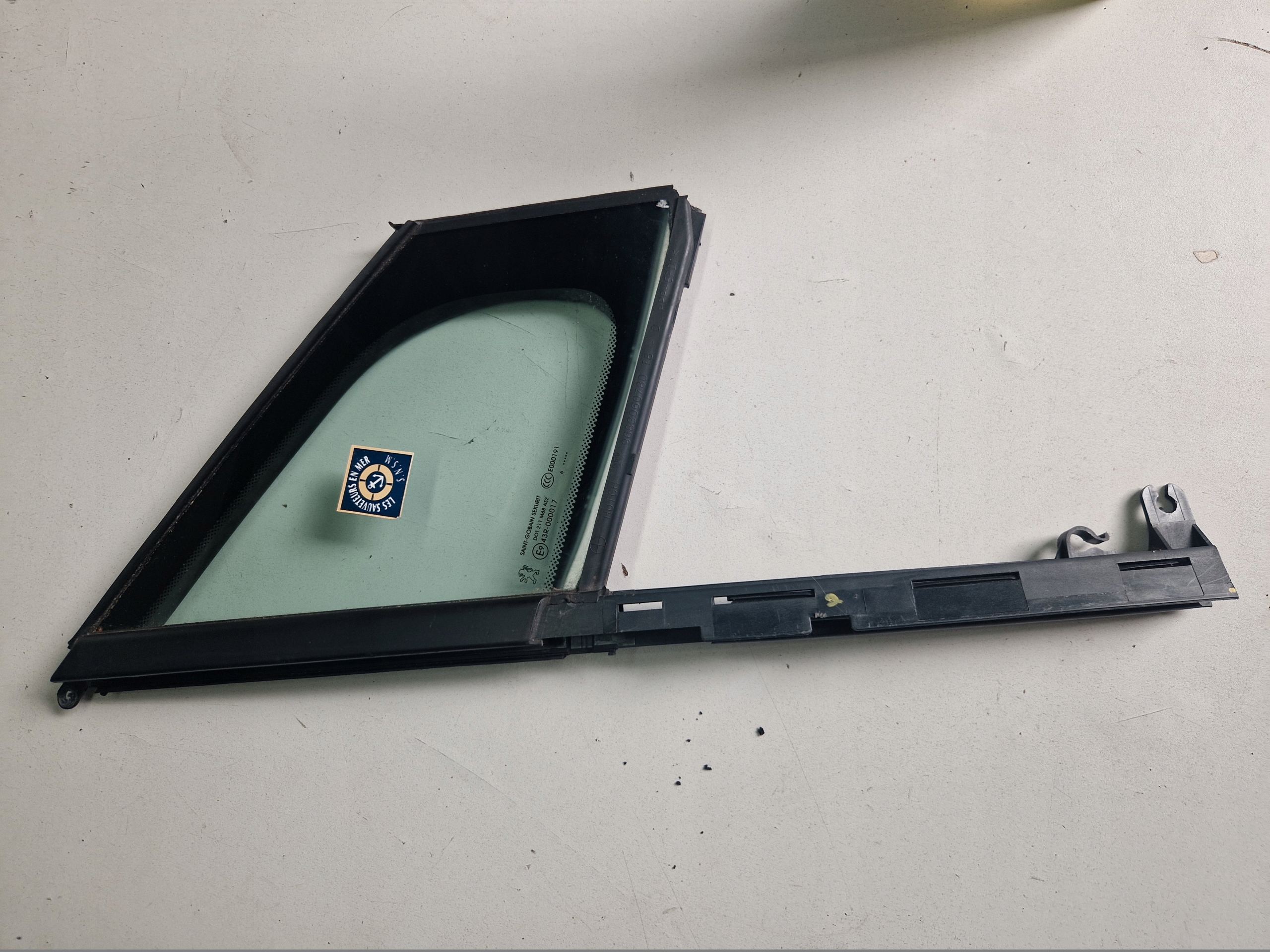 window door right front side MALA PEUGEOT 3008 2016 9683060780