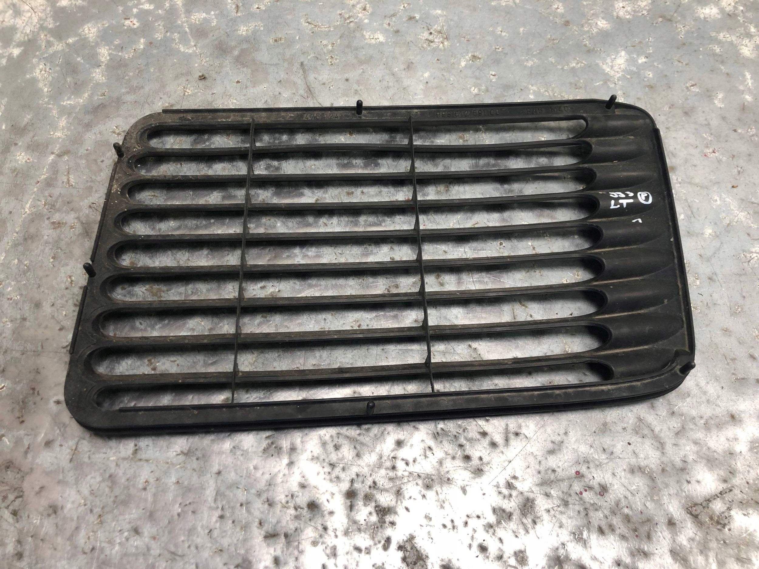 grid grille SPOJLERA left rear part PORSCHE 993 99351259100