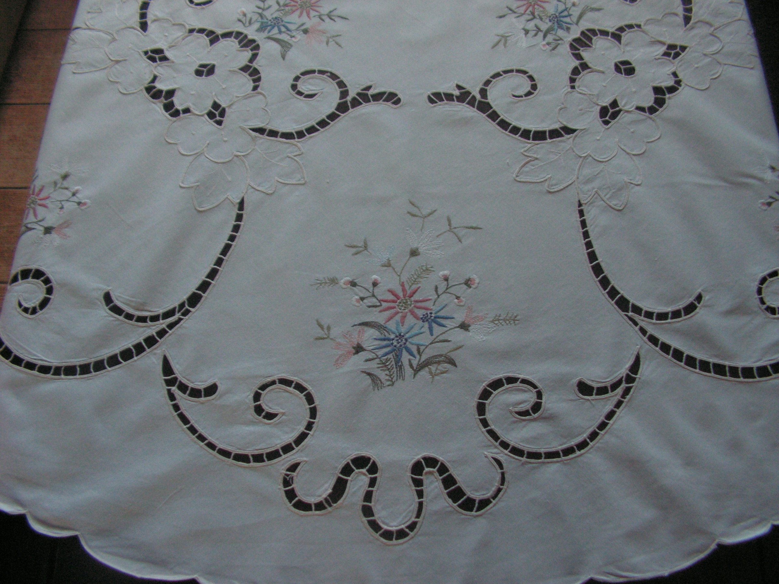 Милая Вышитая Скатерть