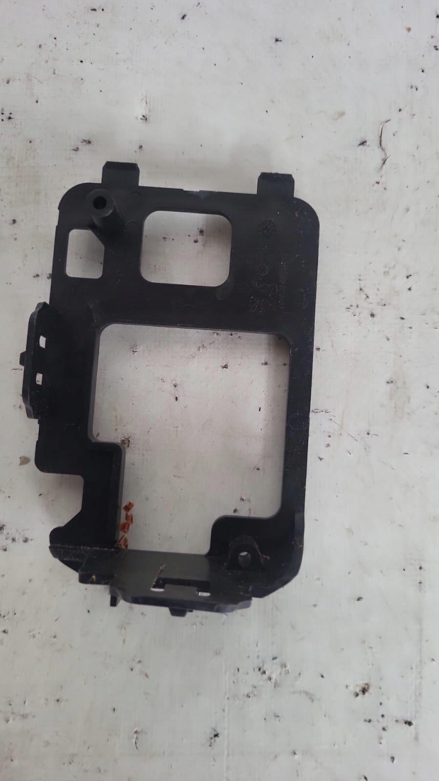 PEUGEOT 5008 Support plaque Feux antibrouillard LH