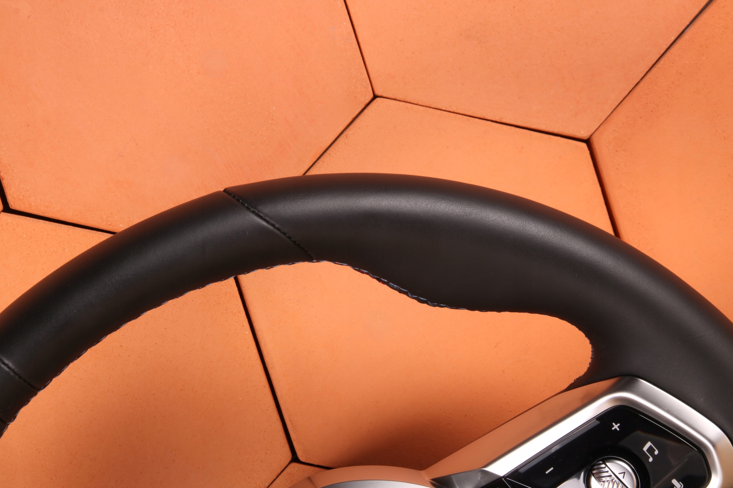BMW G70 originál SKORZANA steering wheel, m-packet LOPATKA BOOST