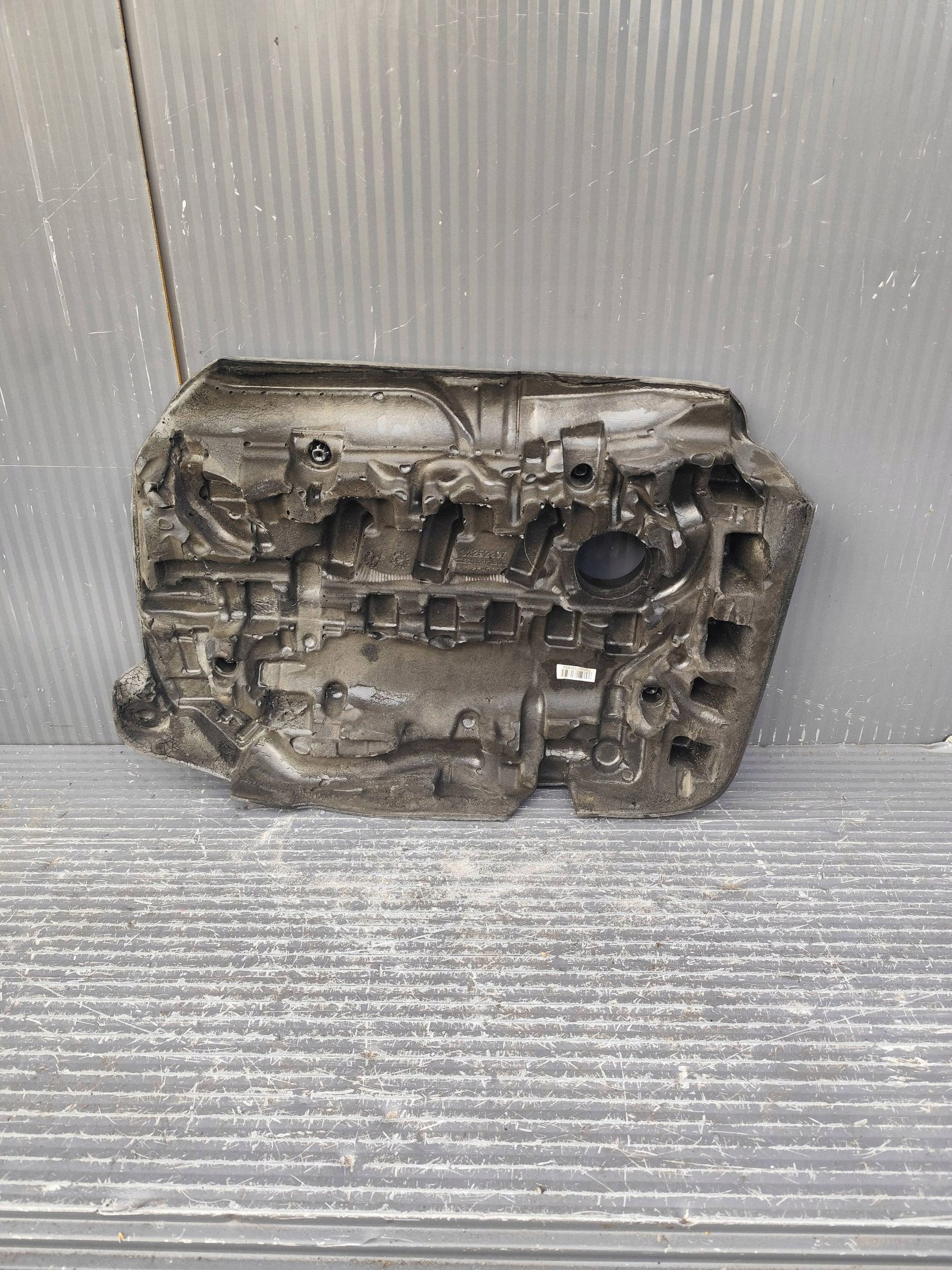 VOLVO XC40 kryt motoru 32252297